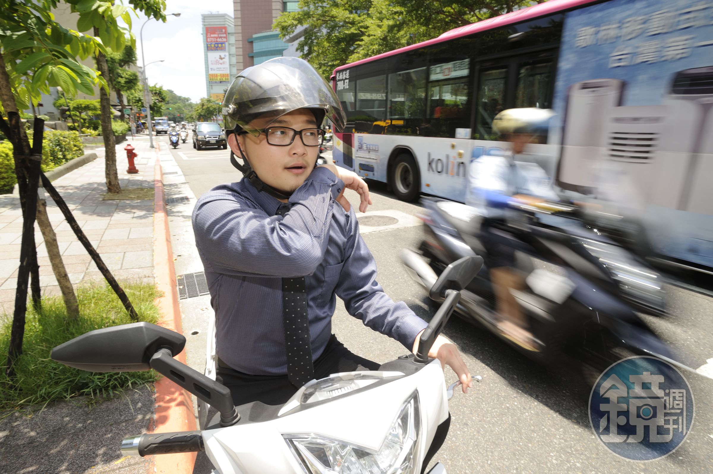 年輕人普遍騎機車通勤或出遊，有時求快、稍一閃神就發生交通意外，風險不可不慎。