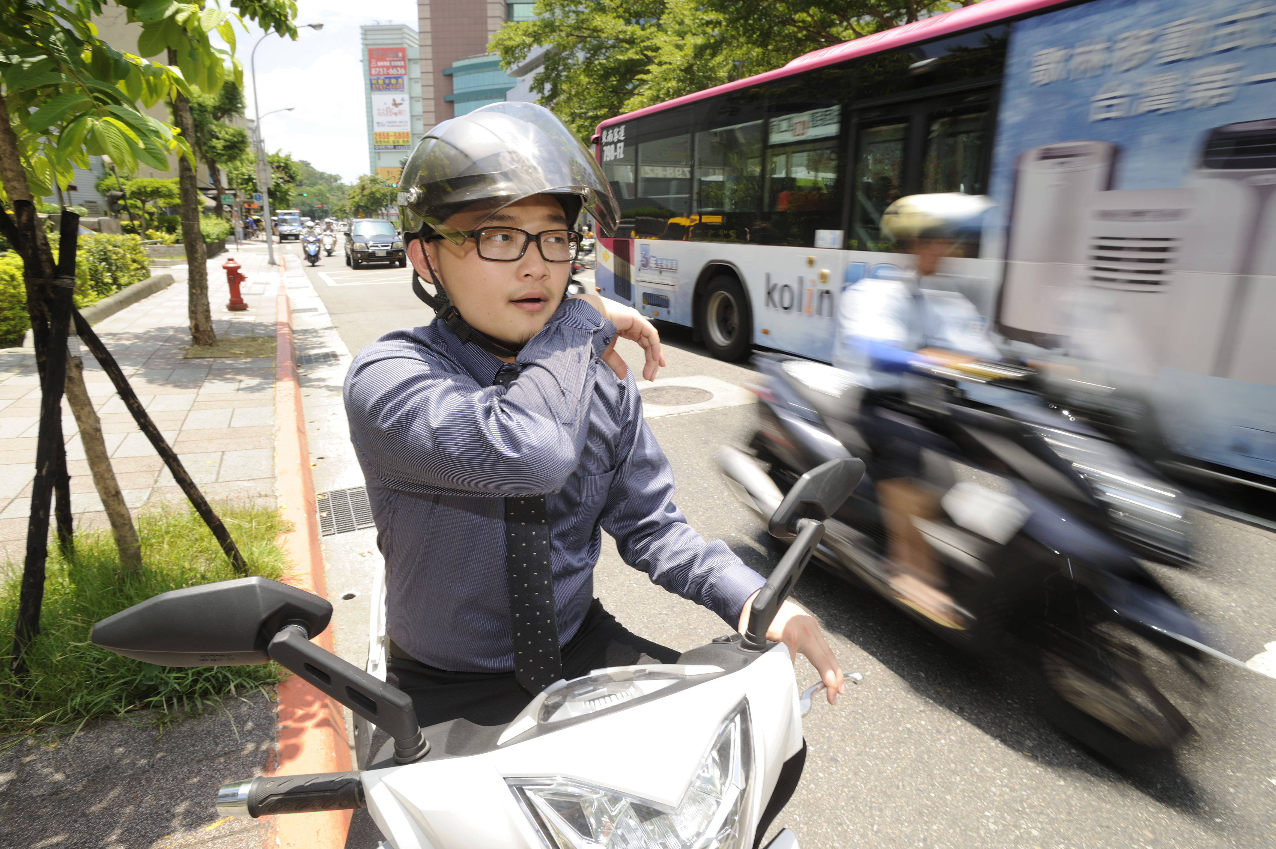 年輕人普遍騎機車通勤或出遊，有時求快、稍一閃神就發生交通意外，風險不可不慎。