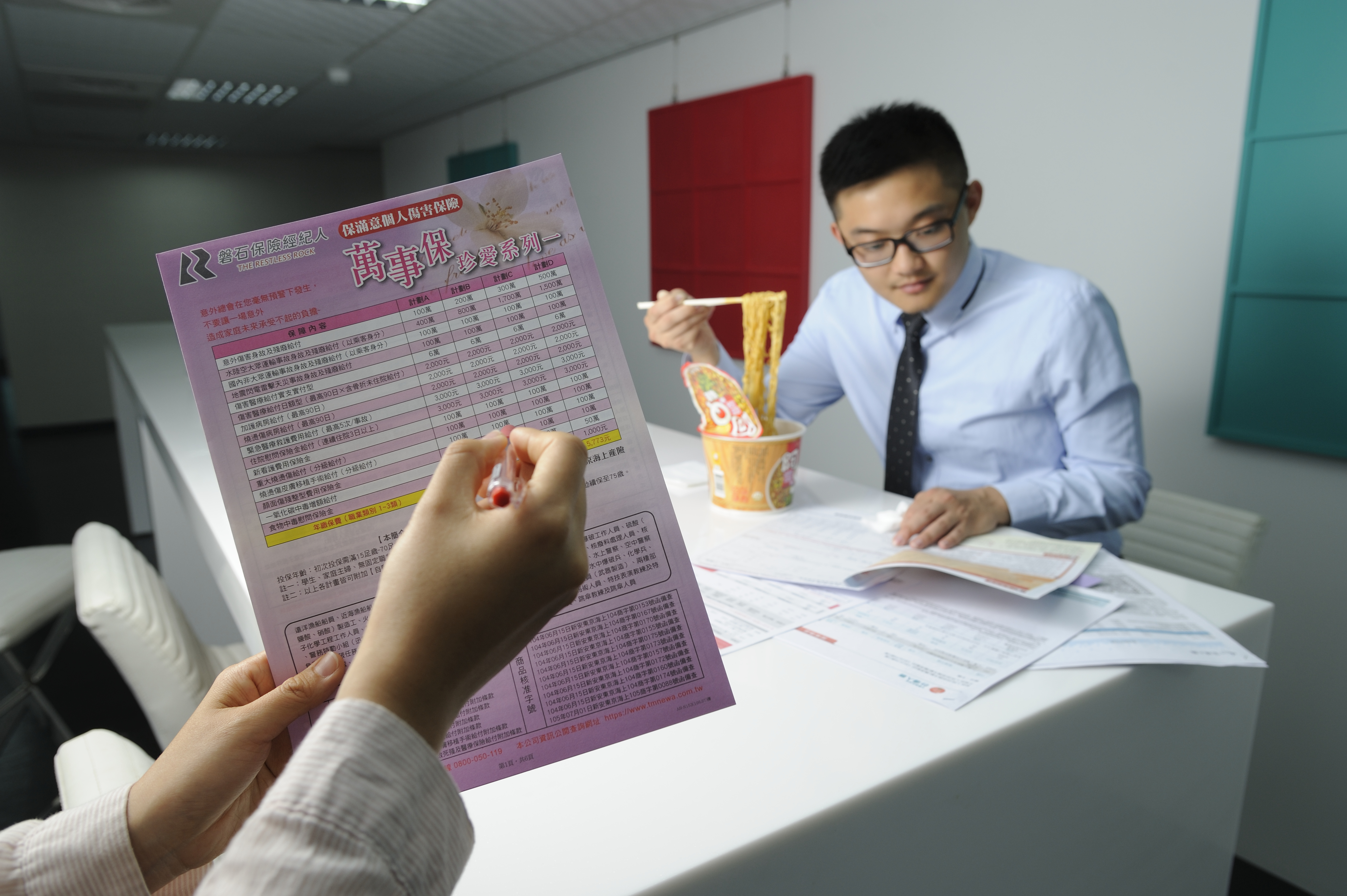 新鮮人剛進社會通常薪水待遇低，若保費預算不高，更應該把錢花在刀口上。