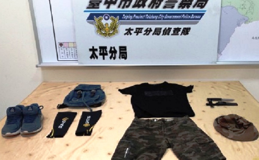 警方在施嫌住處起獲凶刀、血衣,以及變裝的漁夫帽。