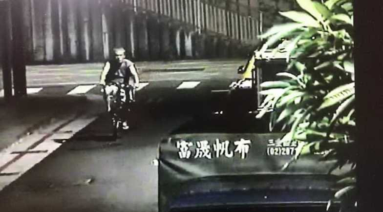 王浩得逞後騎著腳踏車逃逸，還將對方的包包掛在腳踏車上。