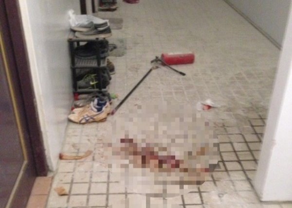 許姓男大生與歹徒搏鬥，手臂多處被水果刀劃傷，腹部被刺中一刀，鮮血噴濺現場。