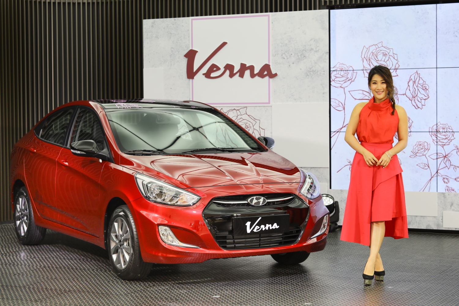 劉明湘穿上紅色浪漫禮服，襯托汽車新款的氣質。