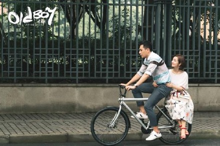 林依晨與劉燁騎單車遊街，浪漫度破表。