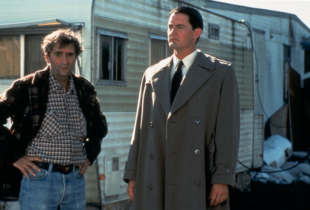 FBI探員庫柏來到「雙峰」小鎮調查，跟各個鎮民交談，也包括幻覺中出現、以他人形象出現，甚至死者蘿拉的鬼魂。