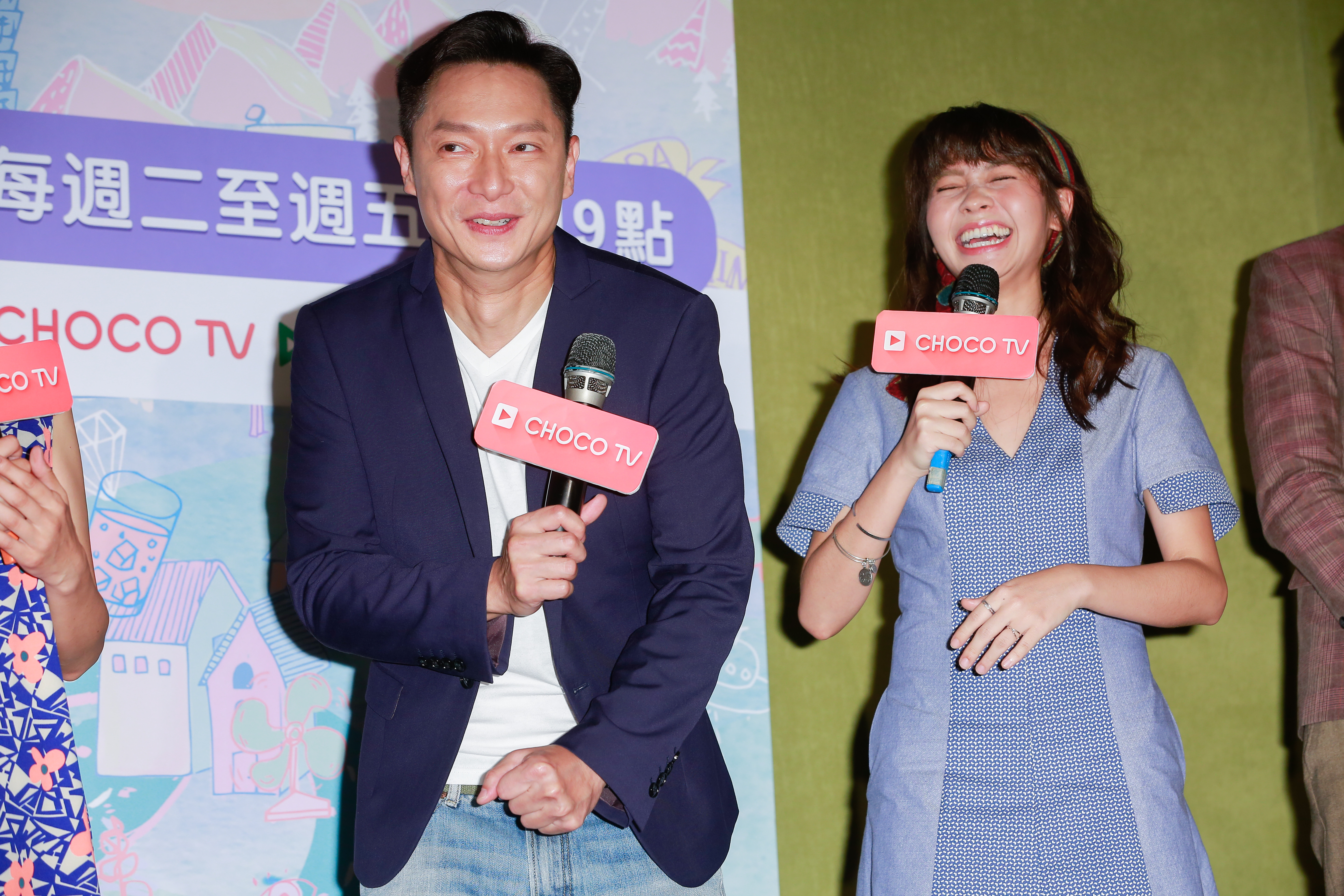 黃姵嘉在《爸爸上身》當女主角，劇中和謝祖武是父女，因一場意外被爸爸的靈魂附身。