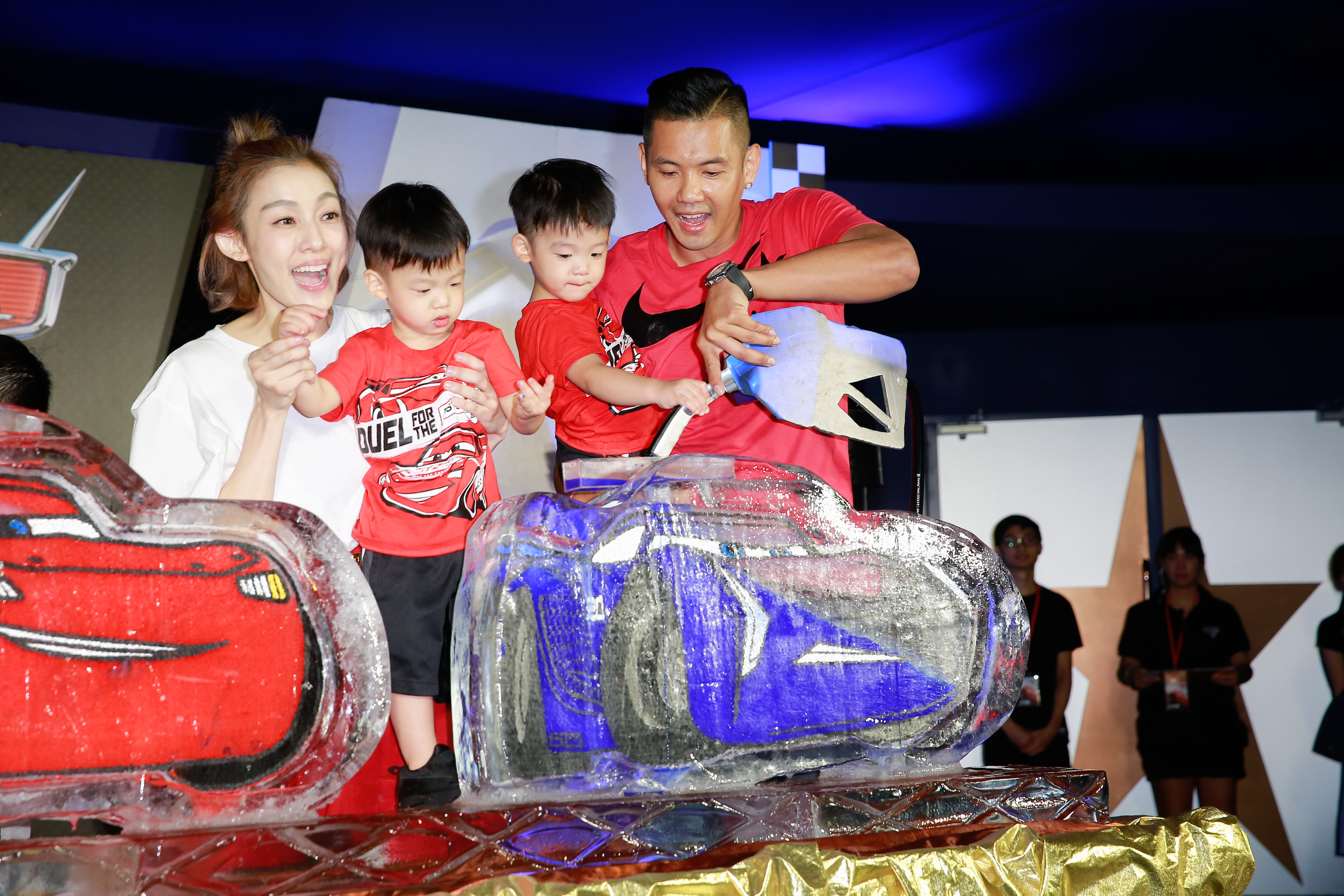 陳建州和范范帶著雙胞胎兒子飛飛、翔翔一起出席電影首映。