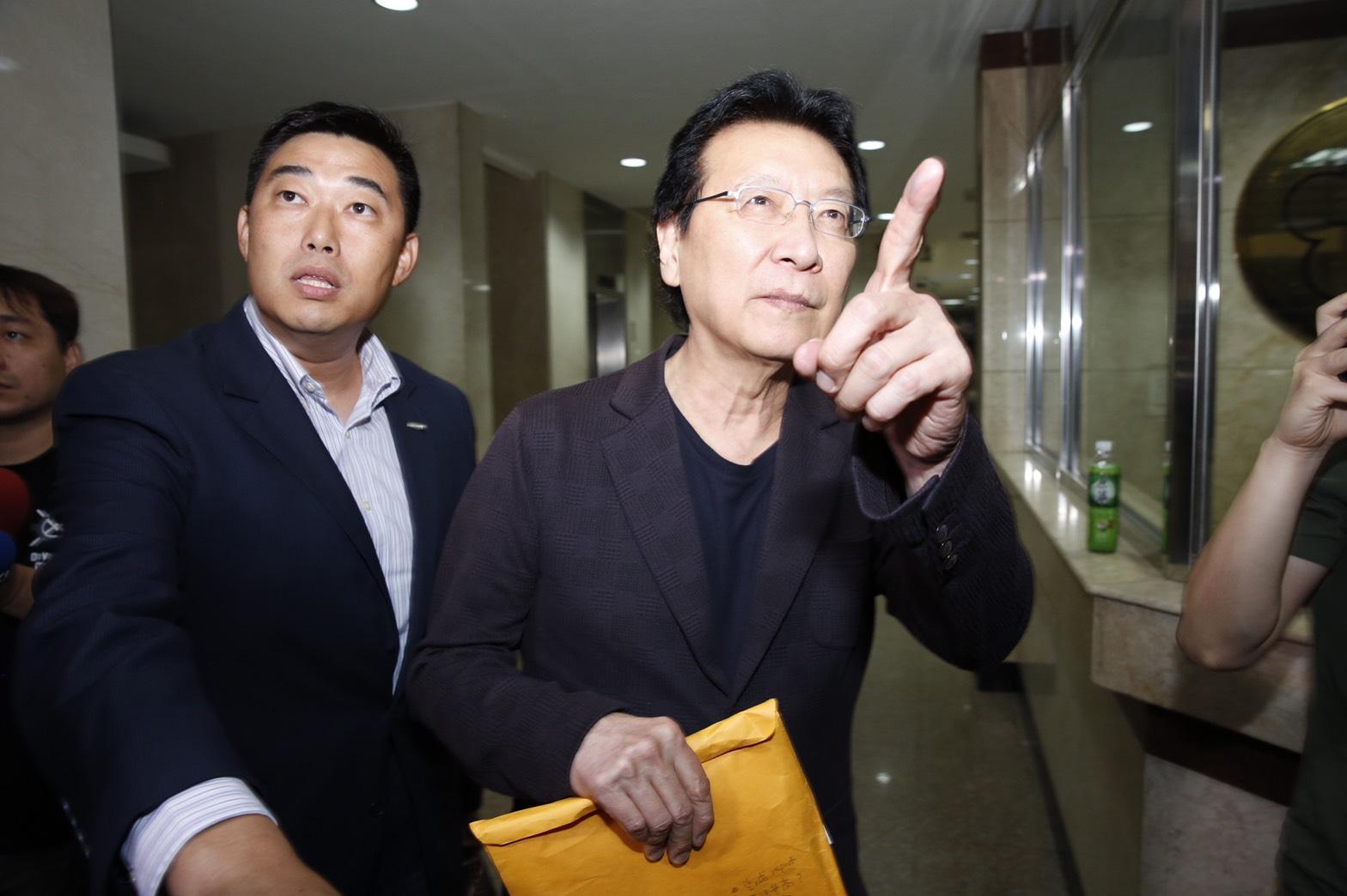 台北地檢署調查國民黨三中交易案，傳喚證人趙少康後將他請回。