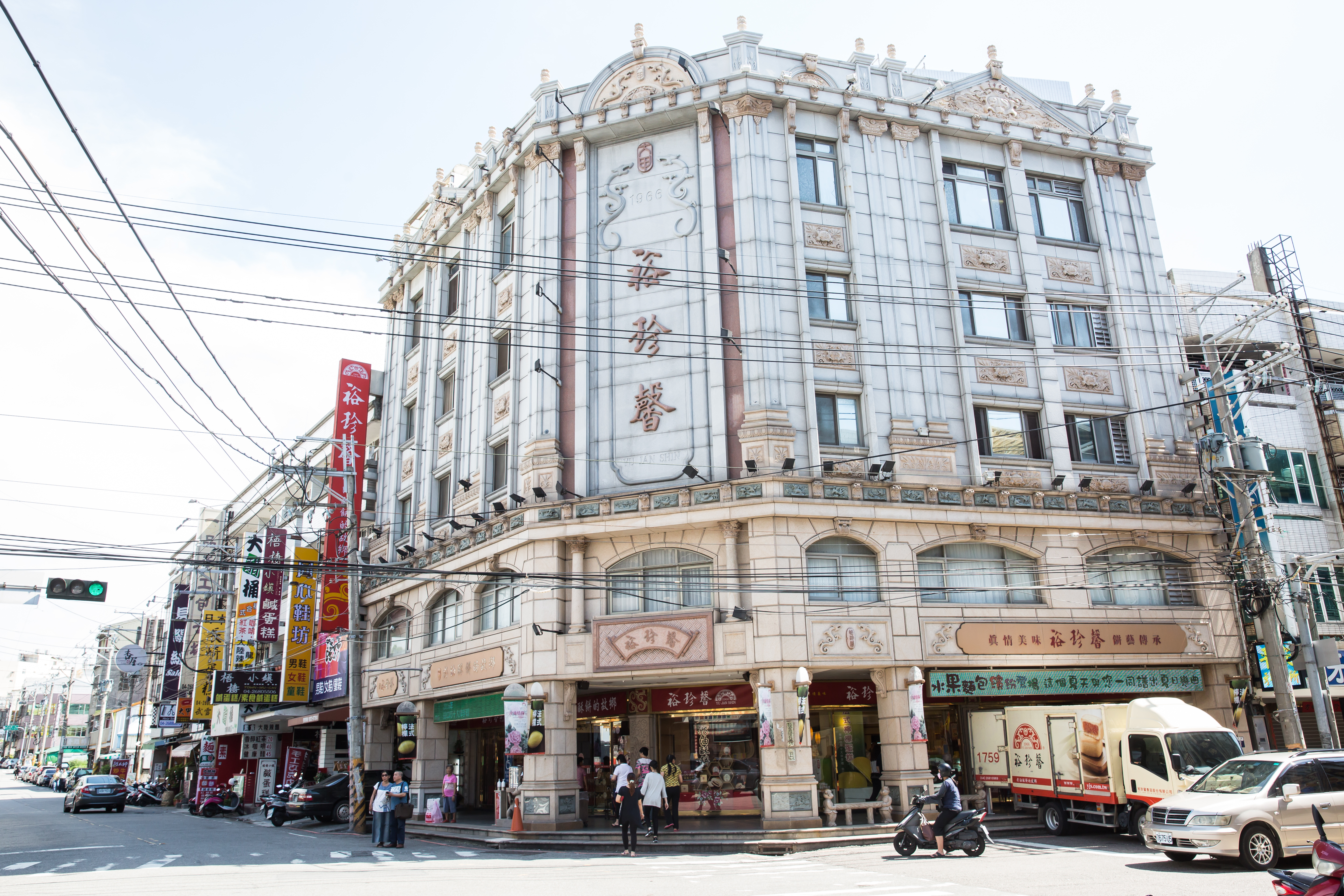 裕珍馨51年來的味蕾演化史，記錄了研發師傅們每一回的技術琢磨與突破，如今奶油酥餅已進化至第5代。