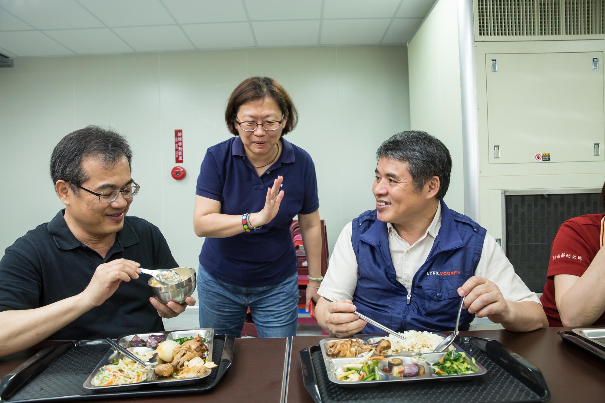 觀光工廠新建置完成的員工餐廳，陳裕賢（右）和陳裕濱（左）永遠記得父親交代要讓員工吃好、吃飽，才有體力做事。