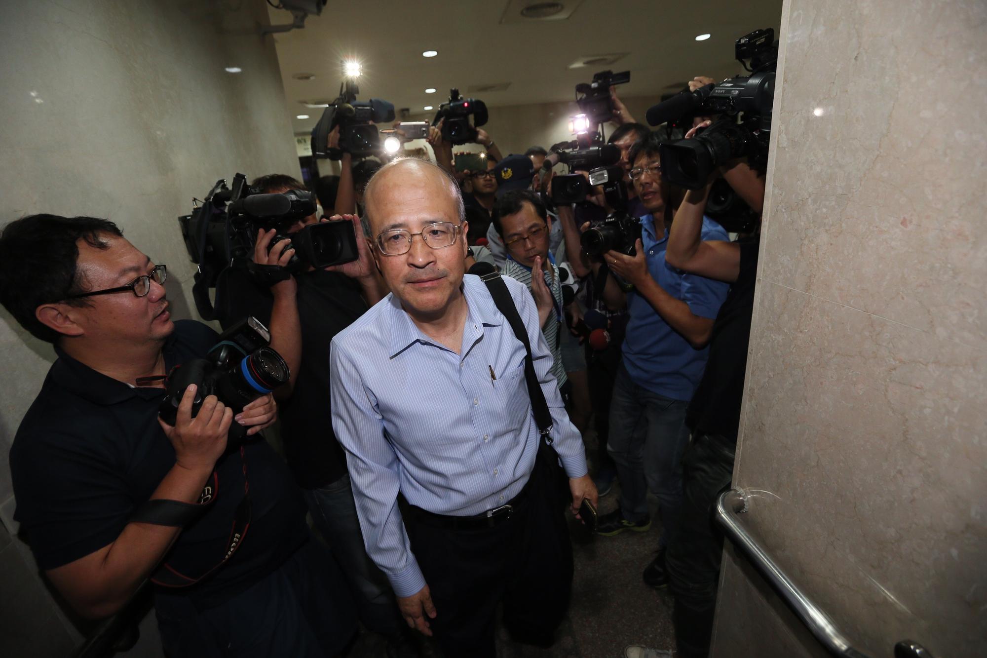 國民黨中投公司前總經理汪海清遭依被告身分傳喚，移送台北地檢署複訊。