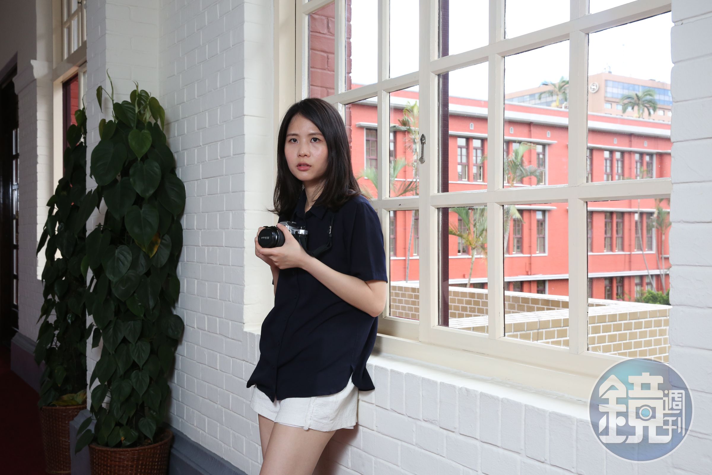 媽媽曾經拿著這台底片相機，幫兒時的鄭介瑤和弟弟妹妹拍下許多照片，後來媽媽把相機送給她，成為她最愛的寶貝。