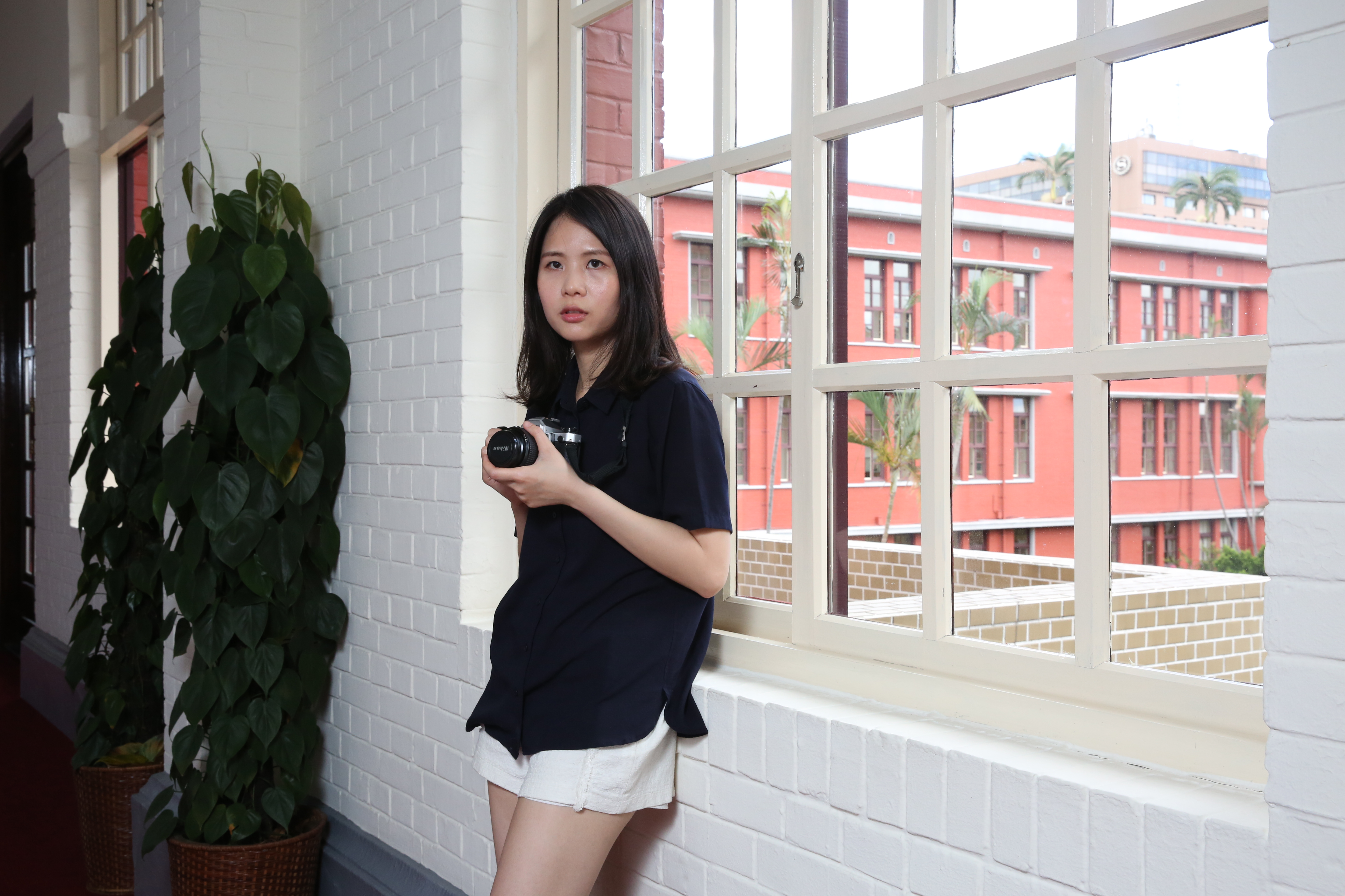 媽媽曾經拿著這台底片相機，幫兒時的鄭介瑤和弟弟妹妹拍下許多照片，後來媽媽把相機送給她，成為她最愛的寶貝。