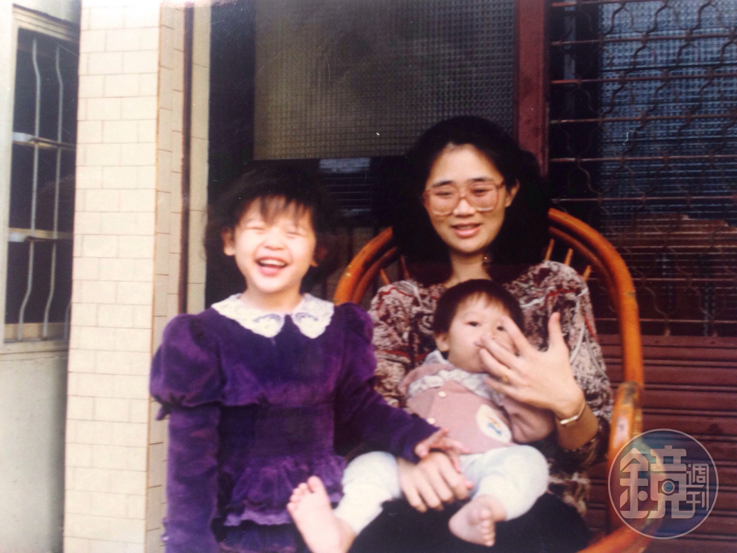 小時候，媽媽（右）總是迫不及待幫鄭介瑤（左）換上外國進口的洋裝，打扮成可愛小公主的模樣。（鄭介瑤提供）