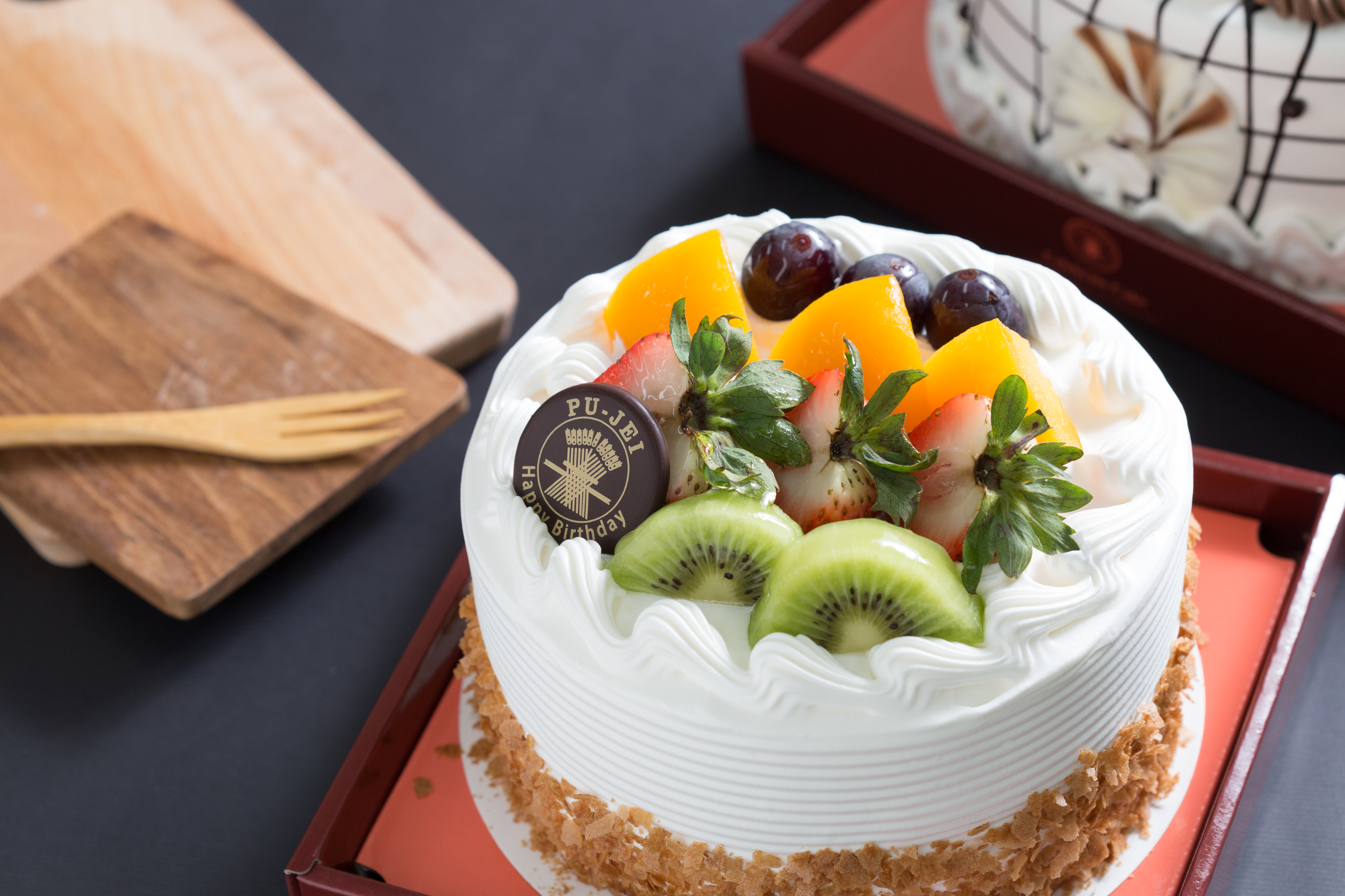 葡吉的芋泥布丁蛋糕外觀樸實，走傳統鮮奶油水果路線。（6吋500元／個）