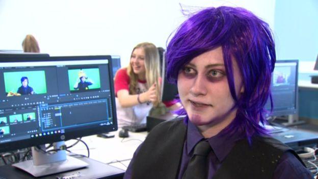 Natasha Hudson 在課程中 Cosplay 入鏡。(圖/ BBC )
