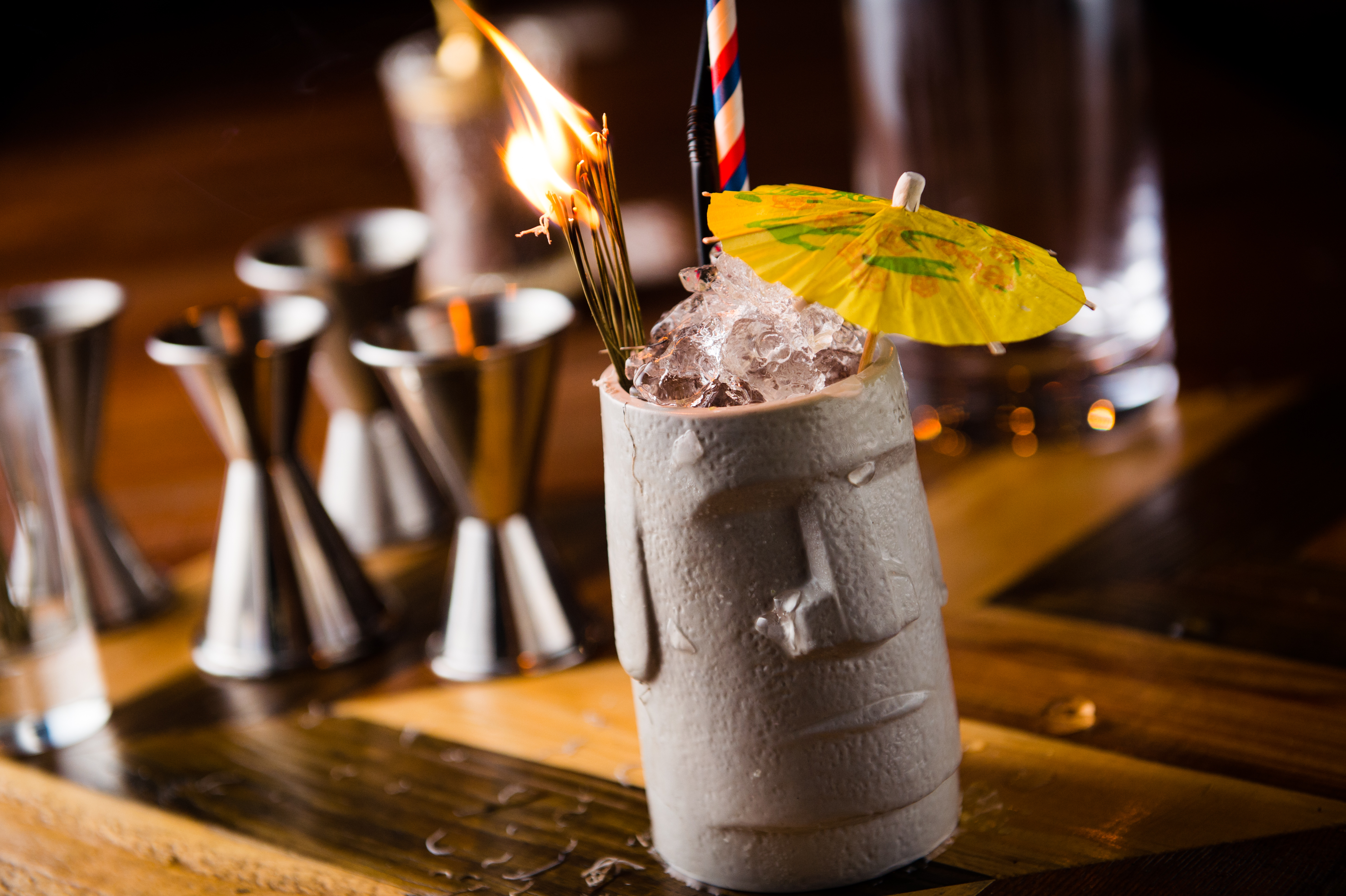 「世界的肚臍」以復活島摩艾石像的容器盛裝增添趣味，酒底是用秘魯白蘭地搭配浸過伯爵茶葉的紅酒，喝起來葡萄味重，又有佛手柑的香氣，上桌時會點燃松針，添上一抹焢窯味。（400元／杯）