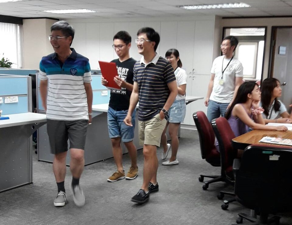 科技部開放男性同仁穿短褲上班，今天一早就有同仁穿著短褲出現在辦公室。  （科技部提供）