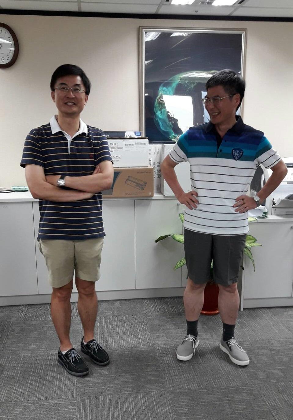省電大作戰，科技部開放週五穿短褲休閒鞋上班，科技部長陳良基率先示範，  一旁則是自然司長吳俊傑，兩人都來自學界，強調在學校也很常這樣穿。（科技部提供