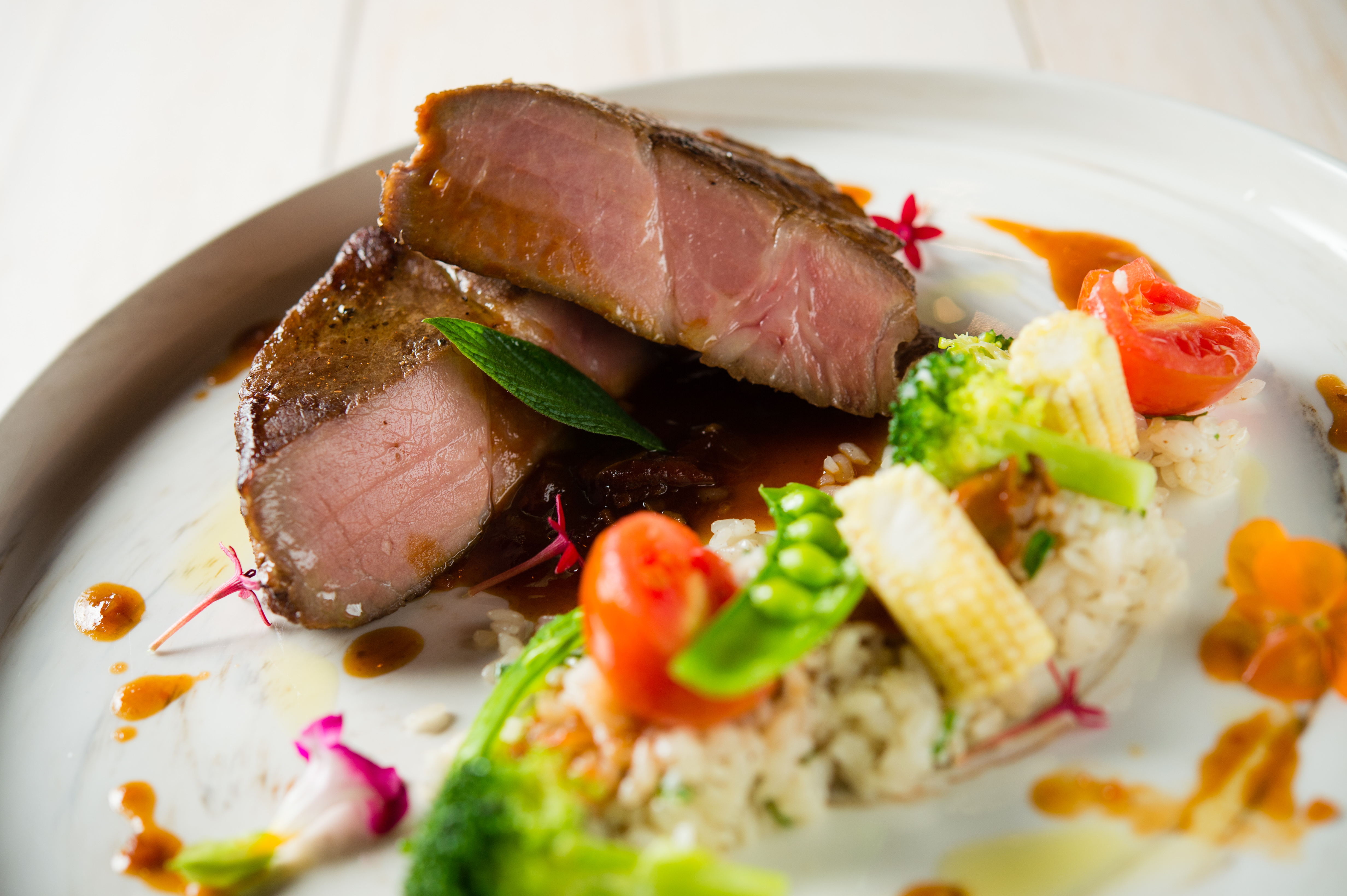 「龍眼風味豬沙朗」的作法是將豬肉浸在龍眼殼跟肉煮成的湯汁中2天，吸飽龍眼香氣再用低溫烹煮至9分熟，搭配用牛高湯、雪莉醋、馬拉加酒調成的醬汁，口感層次豐富。（560元／份）