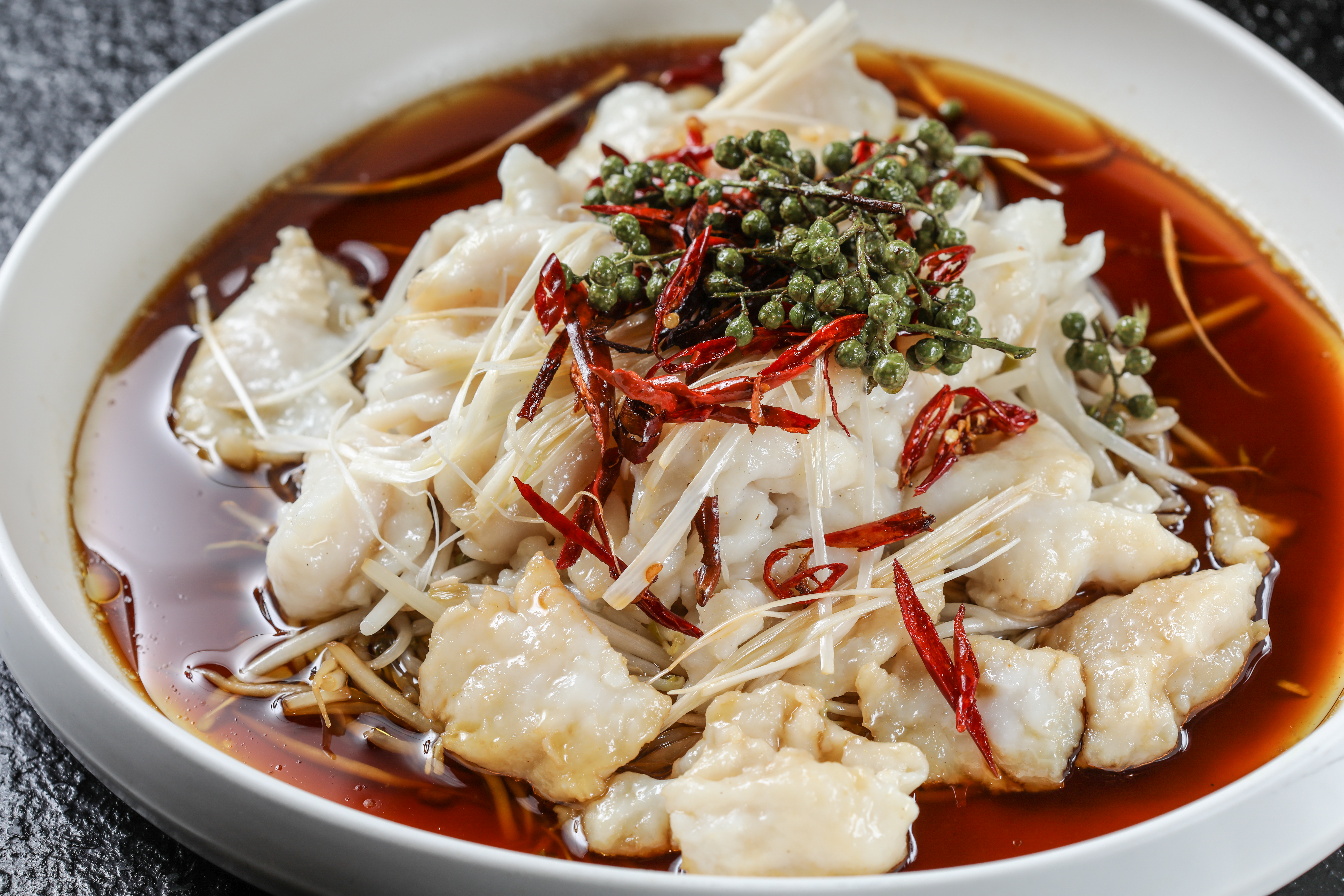 「鮮花椒油浸深海魚片」鮮辣爽口，魚肉清甜，令人回味再三。（人民幣78元／份，約NT$351）