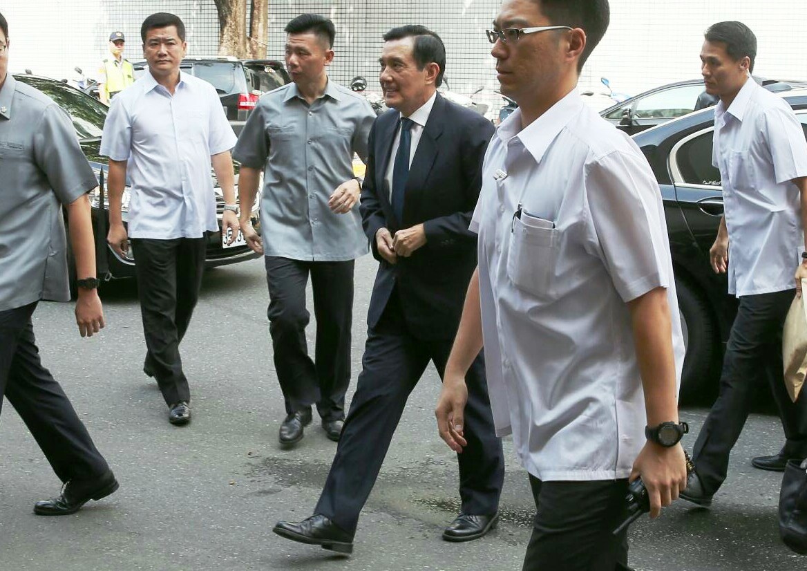 馬英九遭自訴洩密案二審開庭，柯建銘指馬英九心中有鬼。