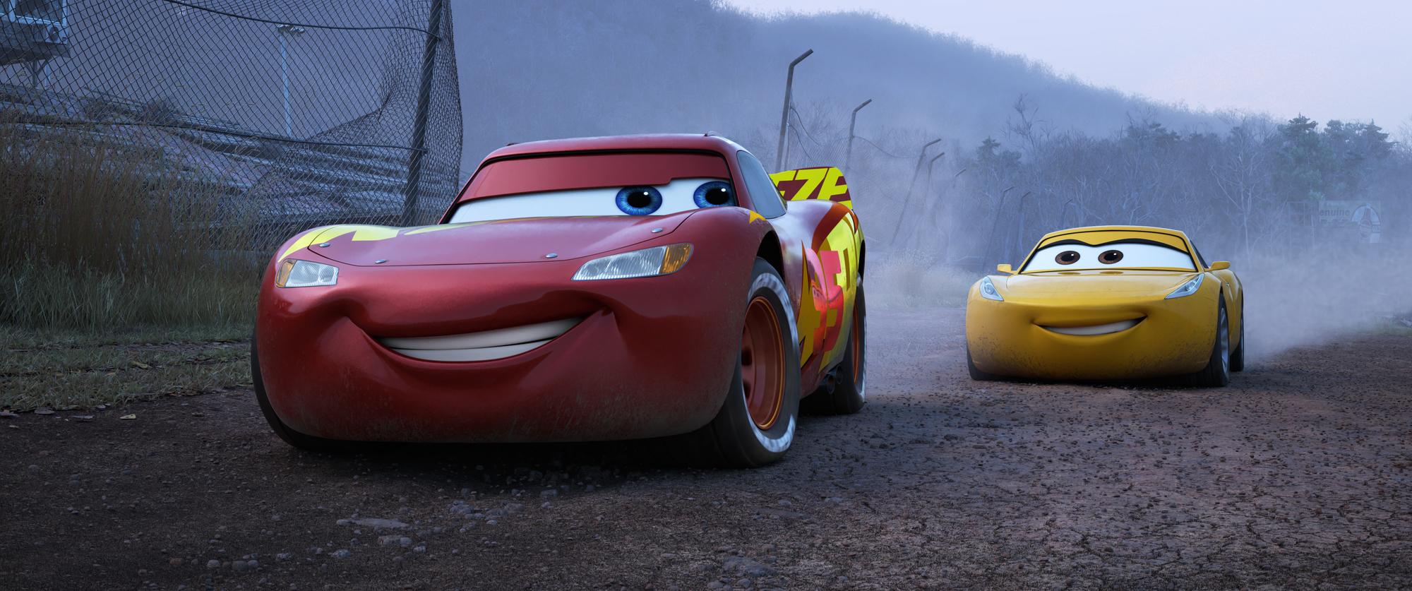 《Cars 3： 閃電再起》描述閃電麥坤的心路歷程，讓大人與小孩都有共鳴。(博偉提供）