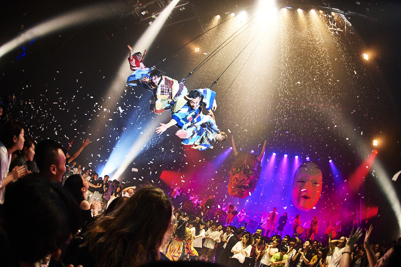 「極限震撼 WA!」的表演者從四面八方、360度現身，全長70分鐘表演隨觀賞位置不同有不同感受。