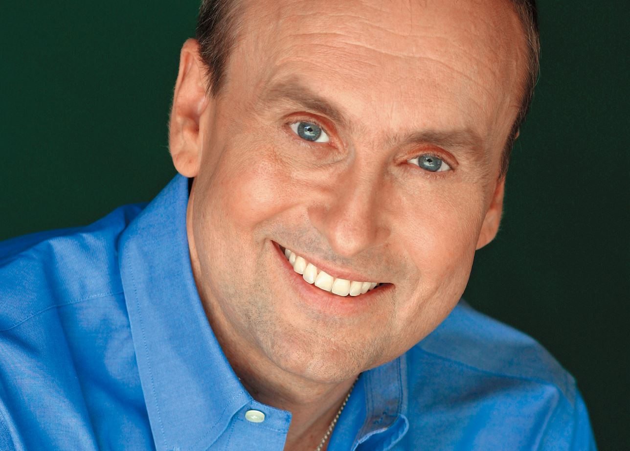 已故編劇布萊克史奈德生前在好萊塢大獲成功，並將自身經驗整理成編劇指南《先讓英雄救貓咪》，廣受歡迎。（翻攝自網路）