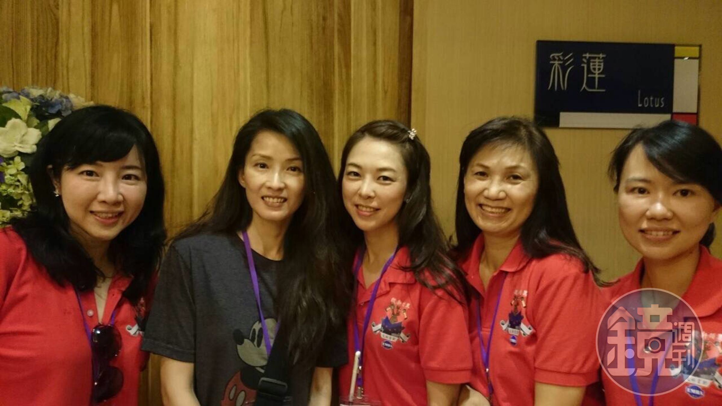 葉全真在花蓮上EMBA課時，和女同學合照。