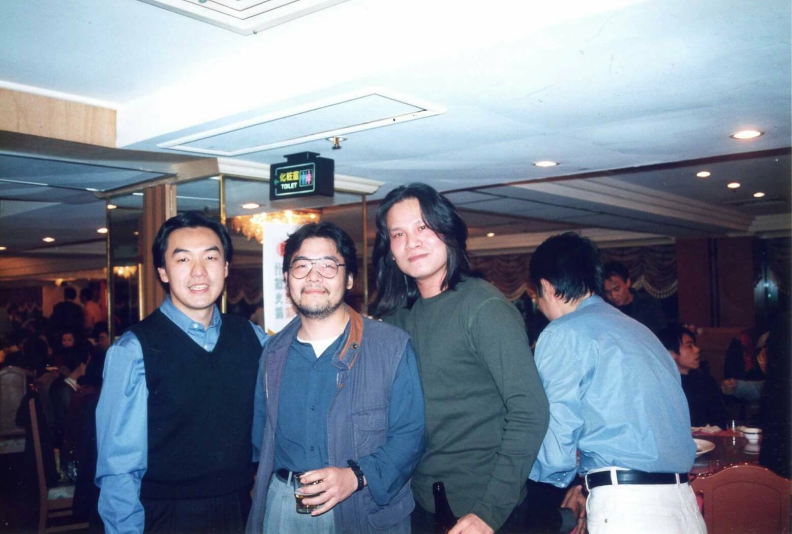 練任與恩師鄭問（中）合影。（練任提供）