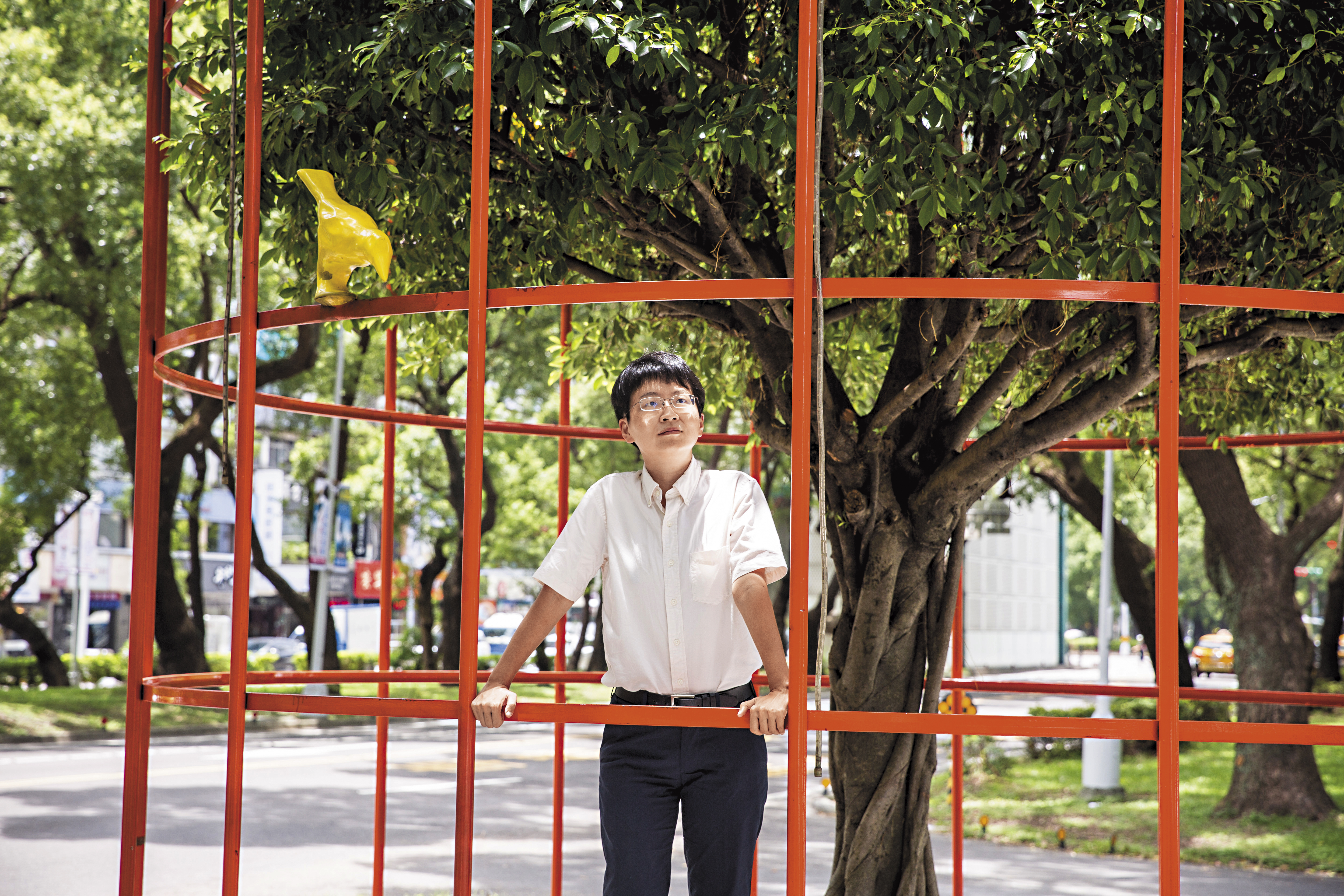 謝海盟有個裝錯身體的老靈魂，前半生的掙扎像被困住的籠中鳥，如今將振翅飛往第二人生。