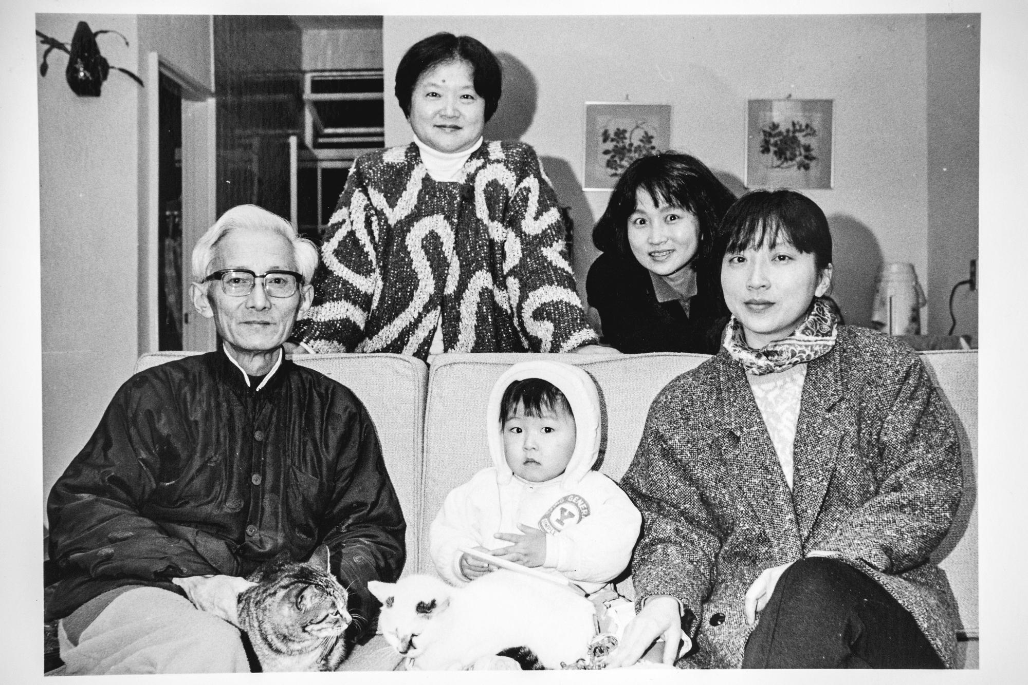 謝海盟(前中)從小被文學名家環繞,流著文學血液,自然而然也走上寫作之路。左1為外公朱西甯、左2為外婆劉慕沙、右2為母親朱天心、右1為大姨朱天文。(謝海盟提供)