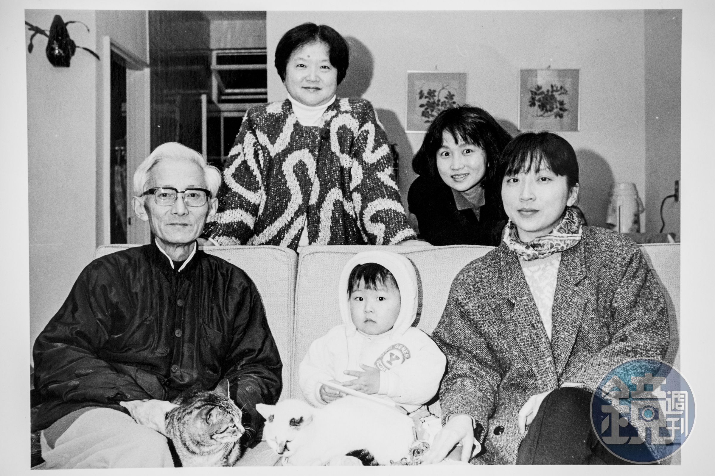 謝海盟（前排中）外公是作家朱西甯（前排左一），外婆是翻譯家劉慕沙（後排左），媽媽是作家朱天心（後排右），大姨朱天文（前排右一）不但是作家也是影壇的重要編劇。