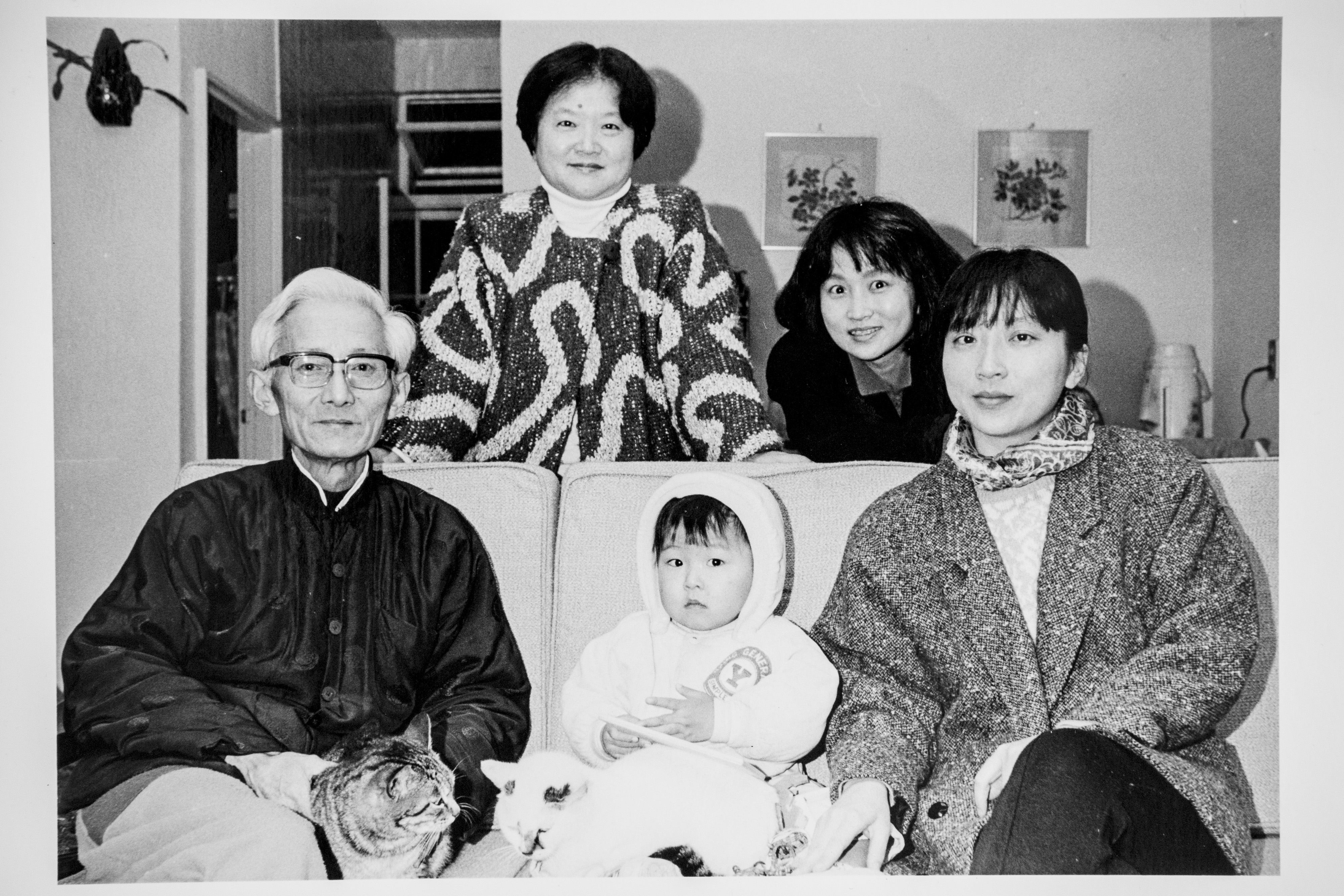 謝海盟（前排中）外公是作家朱西甯（前排左一），外婆是翻譯家劉慕沙（後排左），媽媽是作家朱天心（後排右），大姨朱天文（前排右一）不但是作家也是影壇的重要編劇。