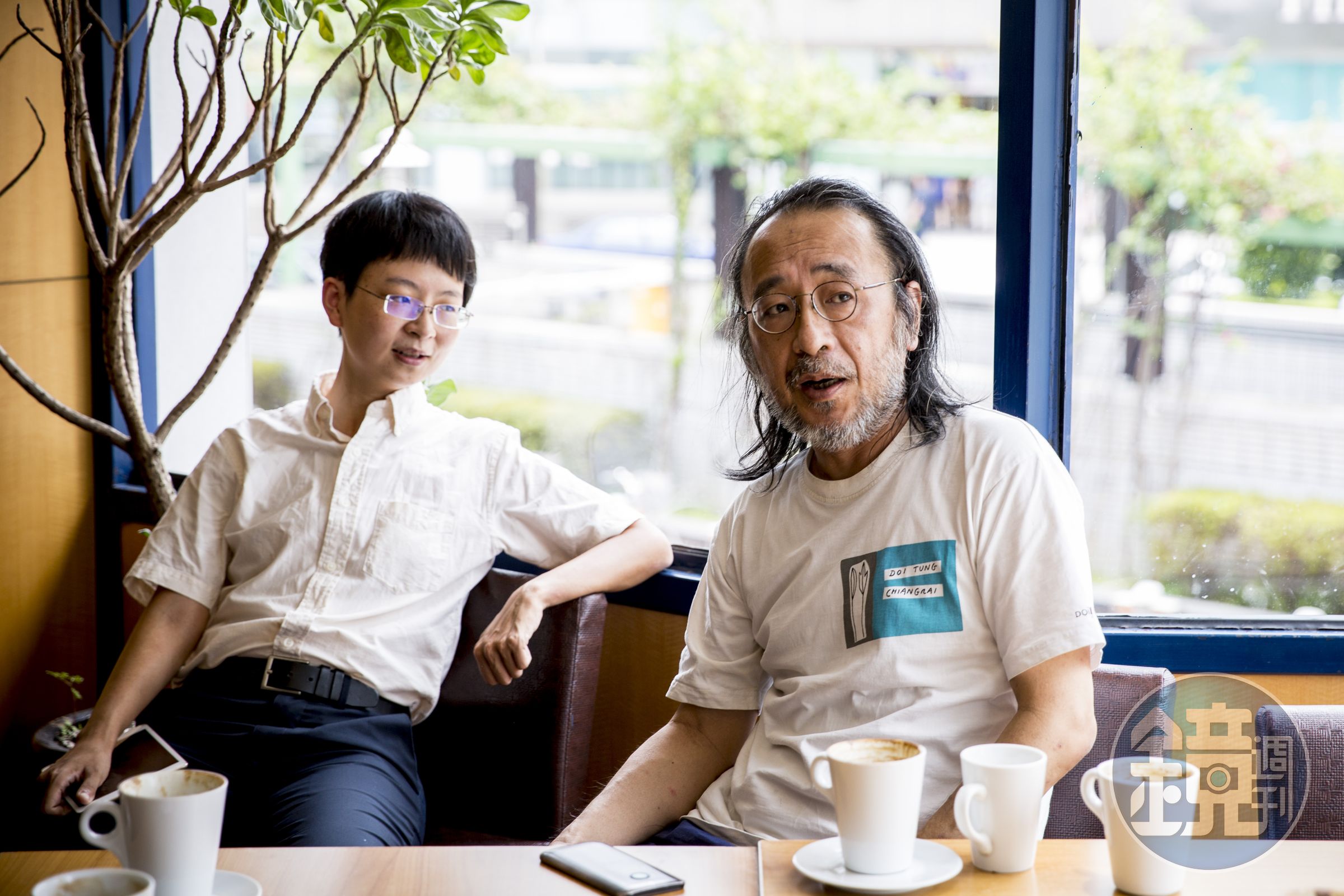 謝海盟（左）計畫將自己的跨性別戰爭寫成書。右為他的父親唐諾（本名謝材俊），知名的評論家、出版人。
