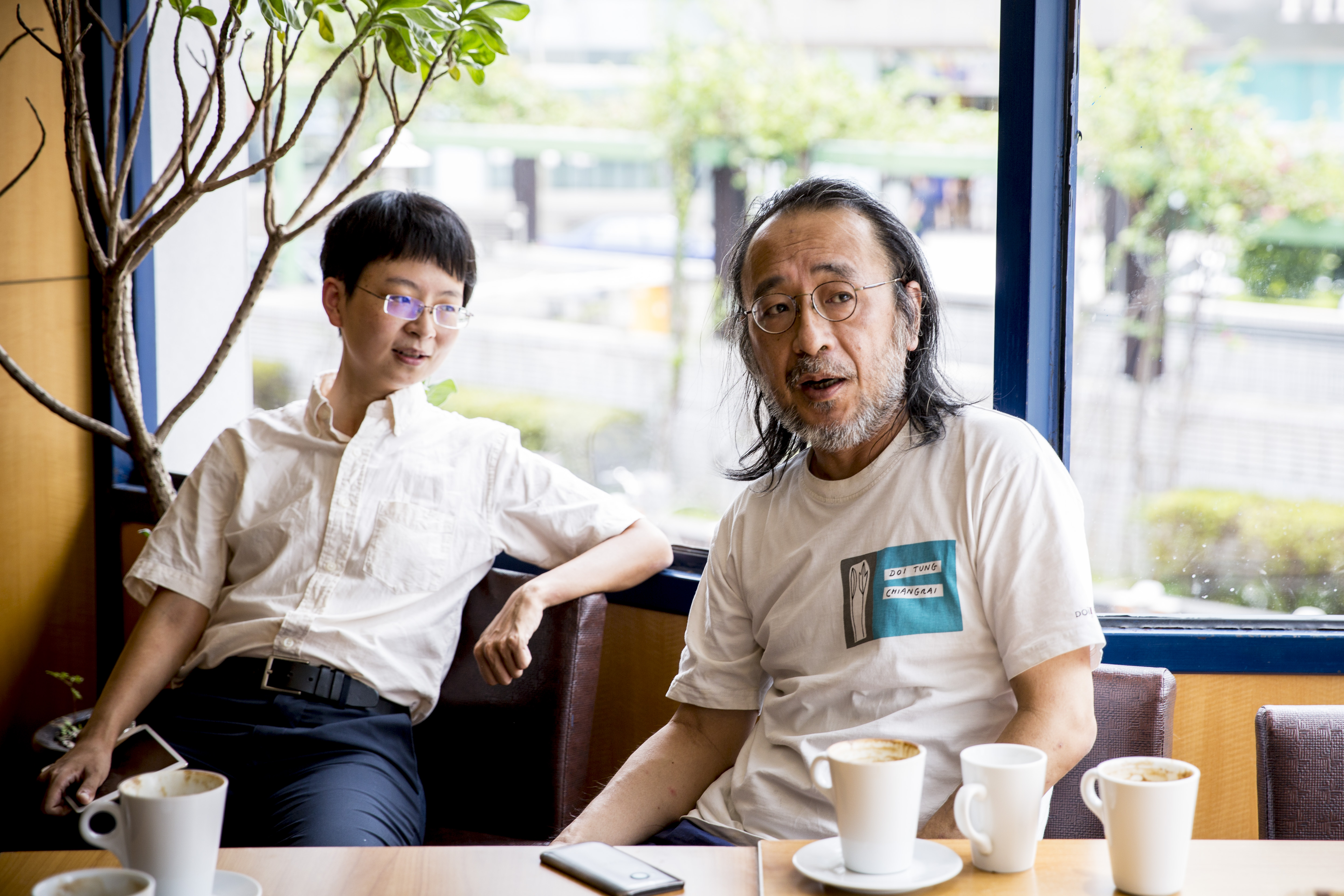 謝海盟（左）計畫將自己的跨性別戰爭寫成書。右為他的父親唐諾（本名謝材俊），知名的評論家、出版人。