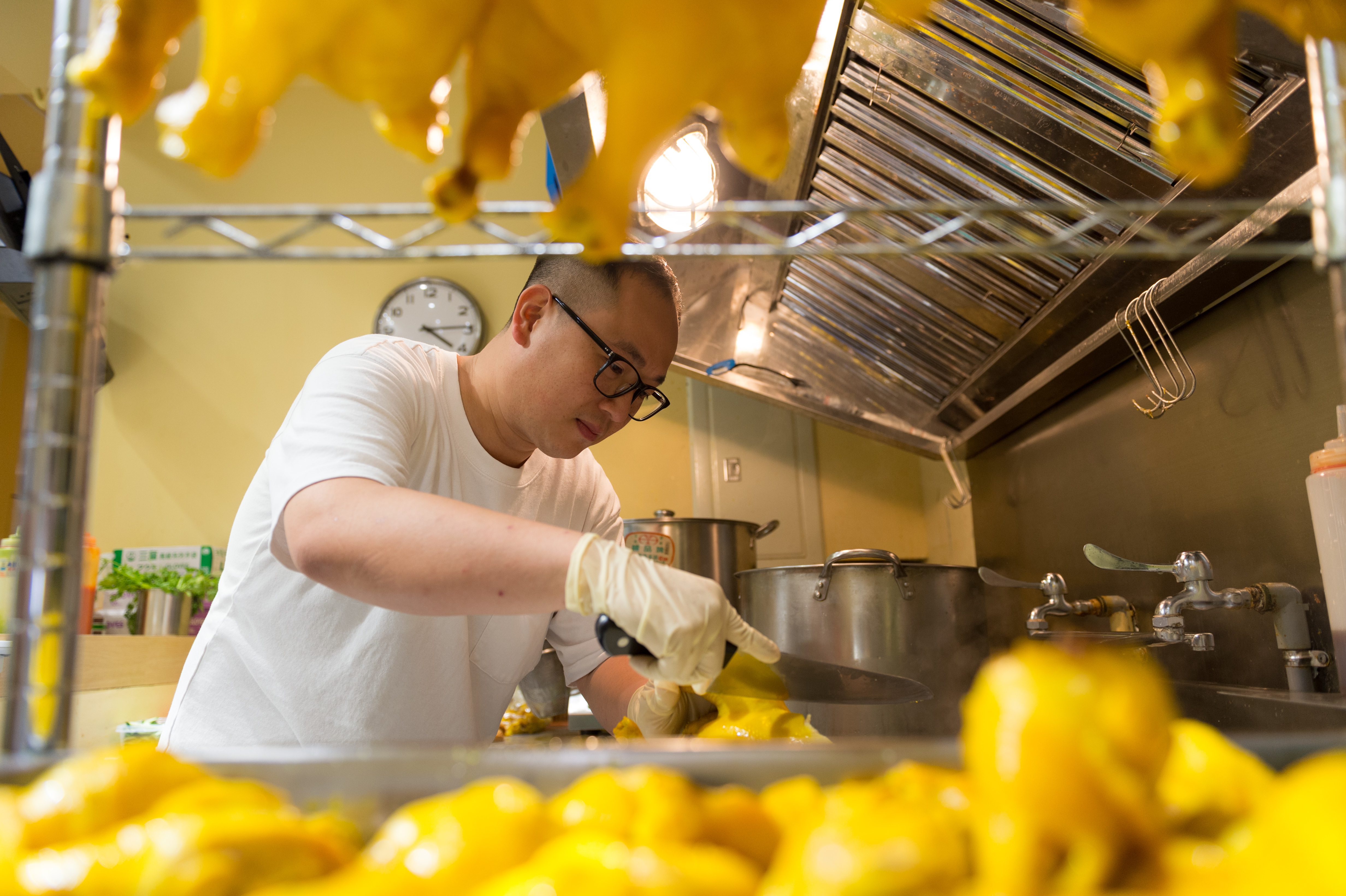 香港人劉穗京（Stephen）原本在中國賣海南雞飯，為了讓孩子在台灣讀書，全家定居台北，這裡的雞飯滋味叫做「爸爸的愛」。
