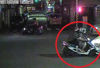 無照騎車的蔣男載著母親返回軍營的路上發生車禍，母親跳出來頂罪吃上偽造文書官司。