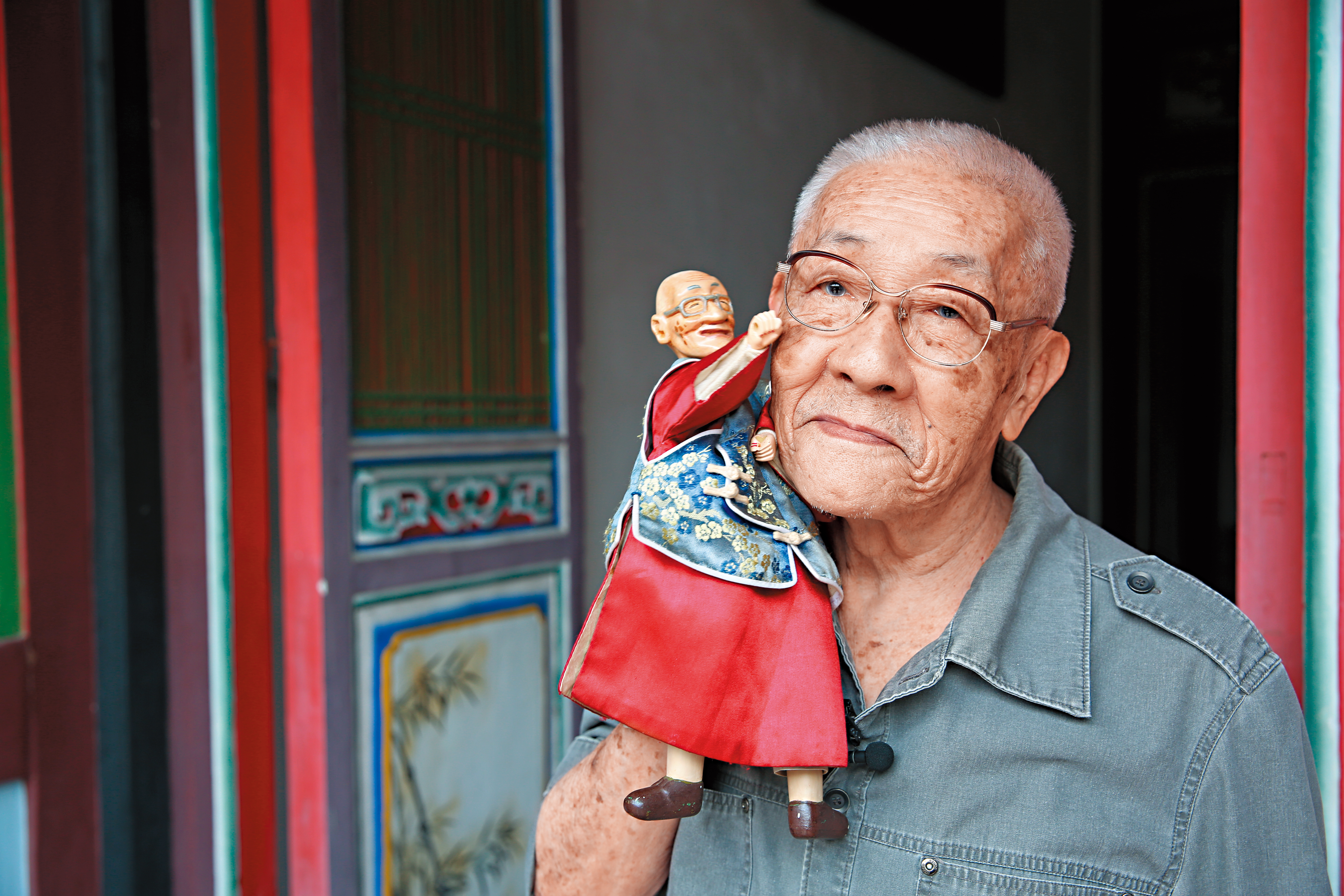 陳錫煌是雙授證保存布袋戲傳統技藝的國寶大師，這天，他手拿本人造型的戲偶，表演老翁走路。