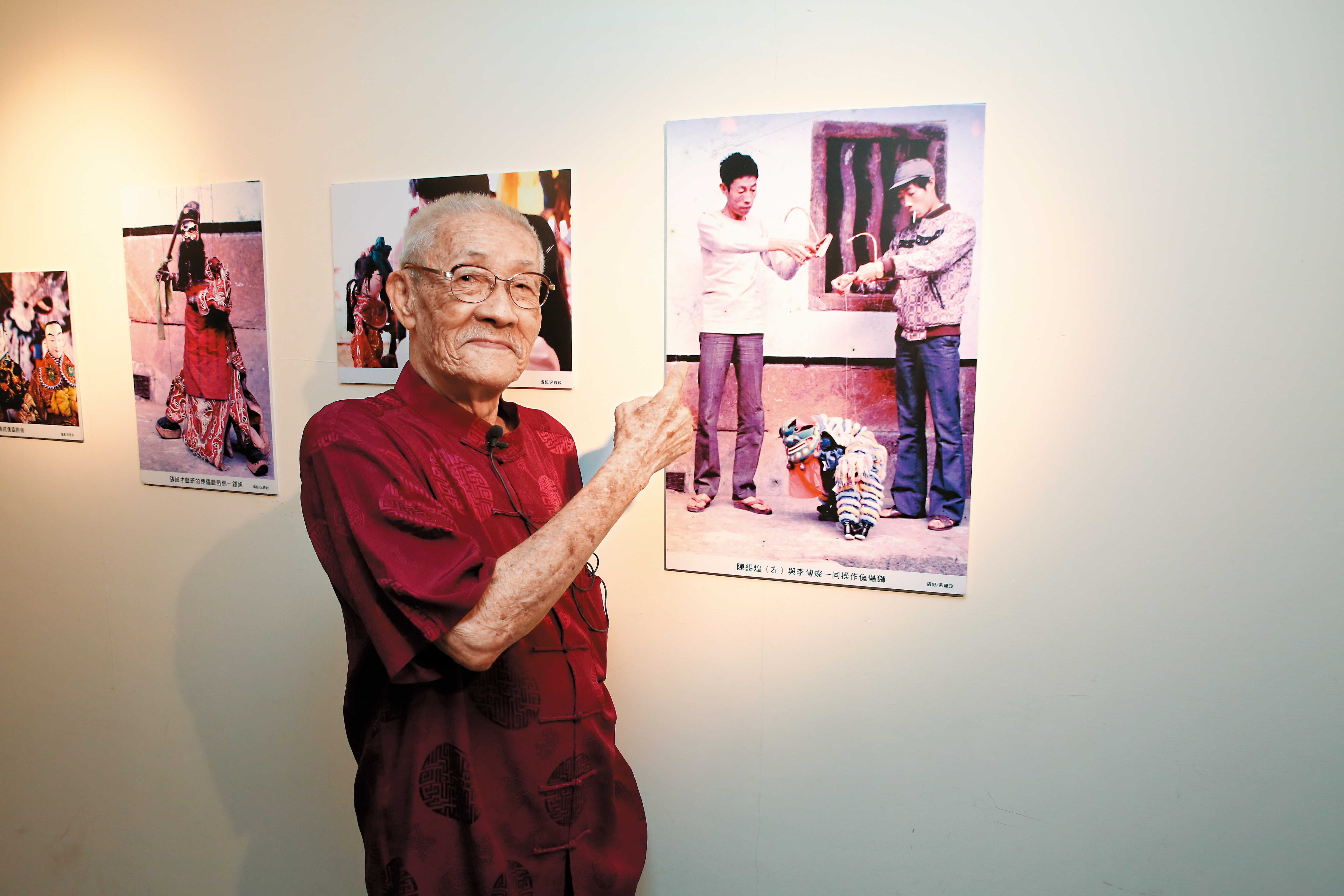 陳錫煌指著老照片中的自己, 右為弟弟李傳燦,因為姓氏之分, 「亦宛然」由李姓子孫延續香火。