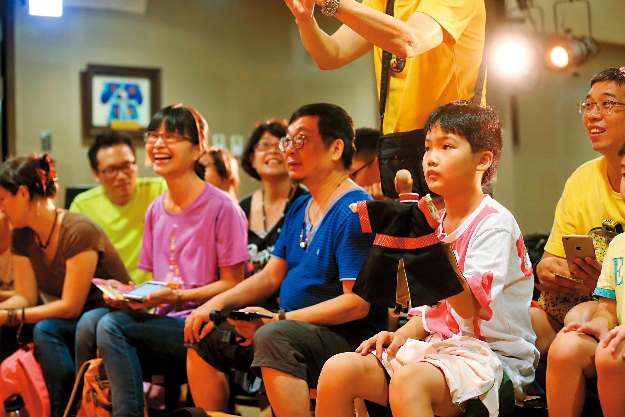 布袋戲從古早常民的娛樂到今日的的傳統藝術文化。陳錫煌演出時,表演台下仍擠滿觀眾。