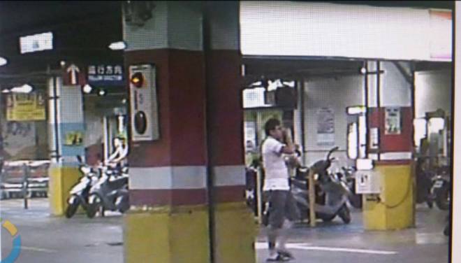 黃嫌假扮便衣員警，擔任車手向被害人取款。