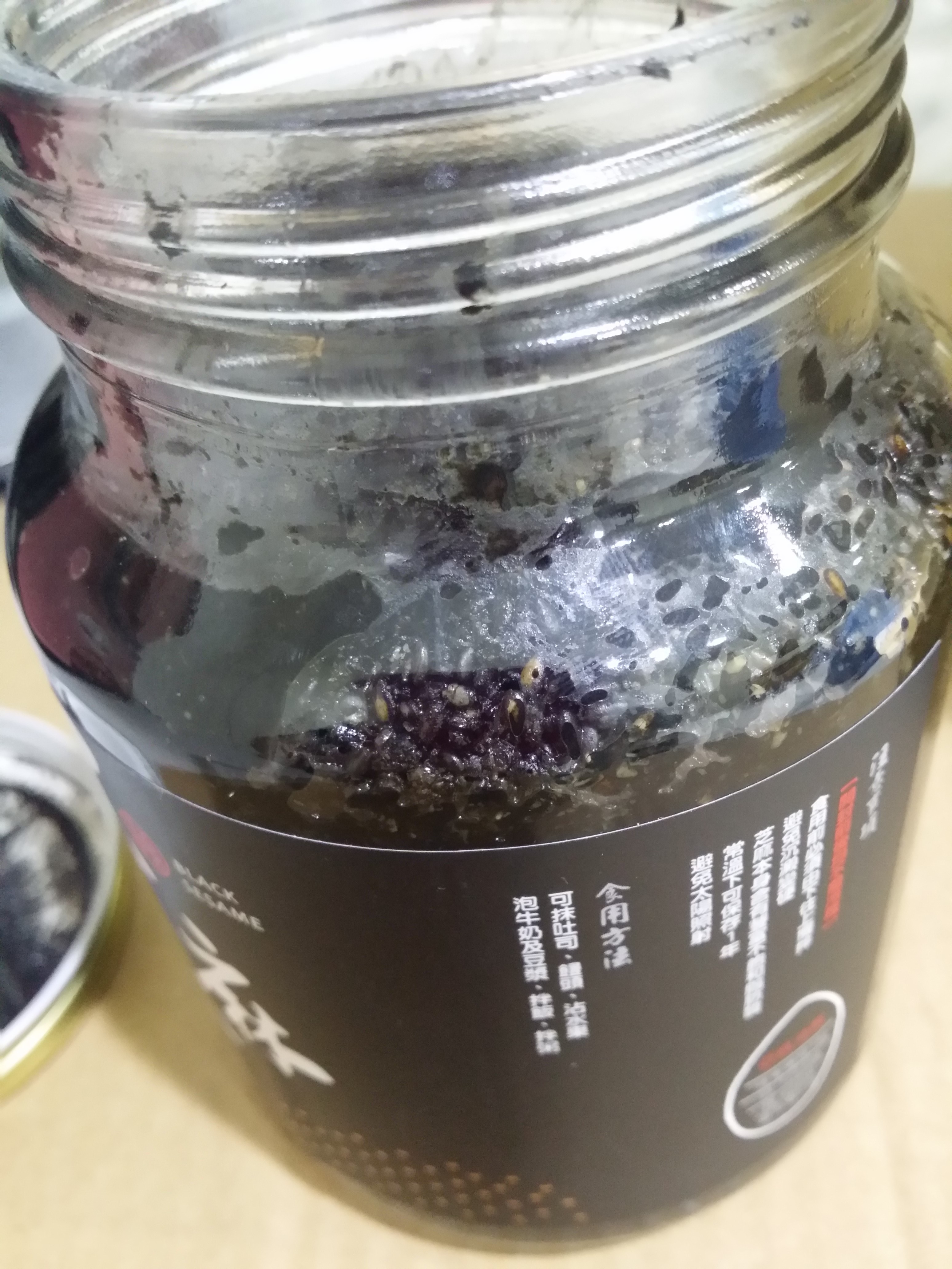 員工爆料公司回收的受潮變質產品，竟被摻入新的原料中繼續使用。