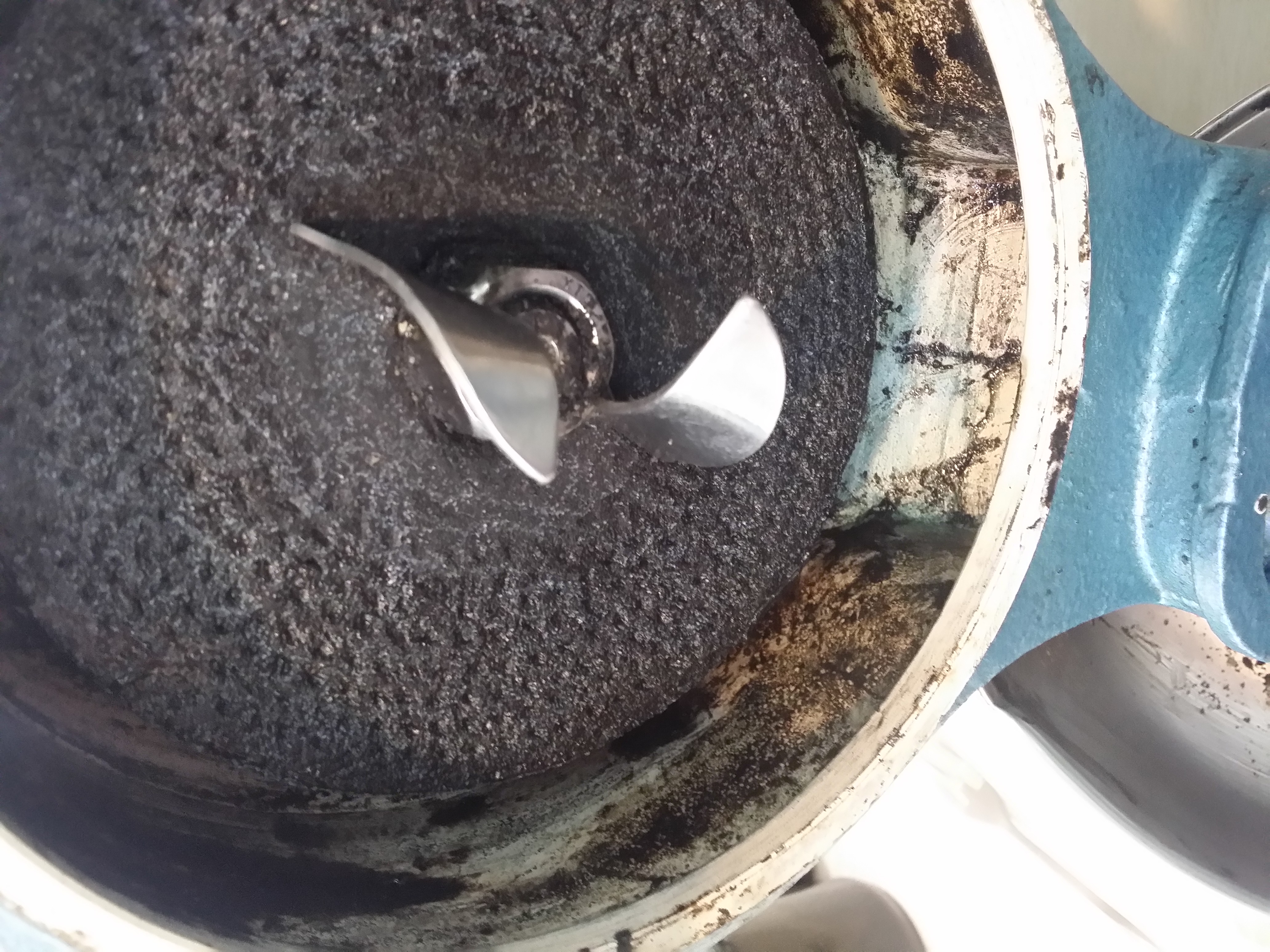 員工爆料機器佈滿油汙和鐵鏽，老闆卻置之不理。