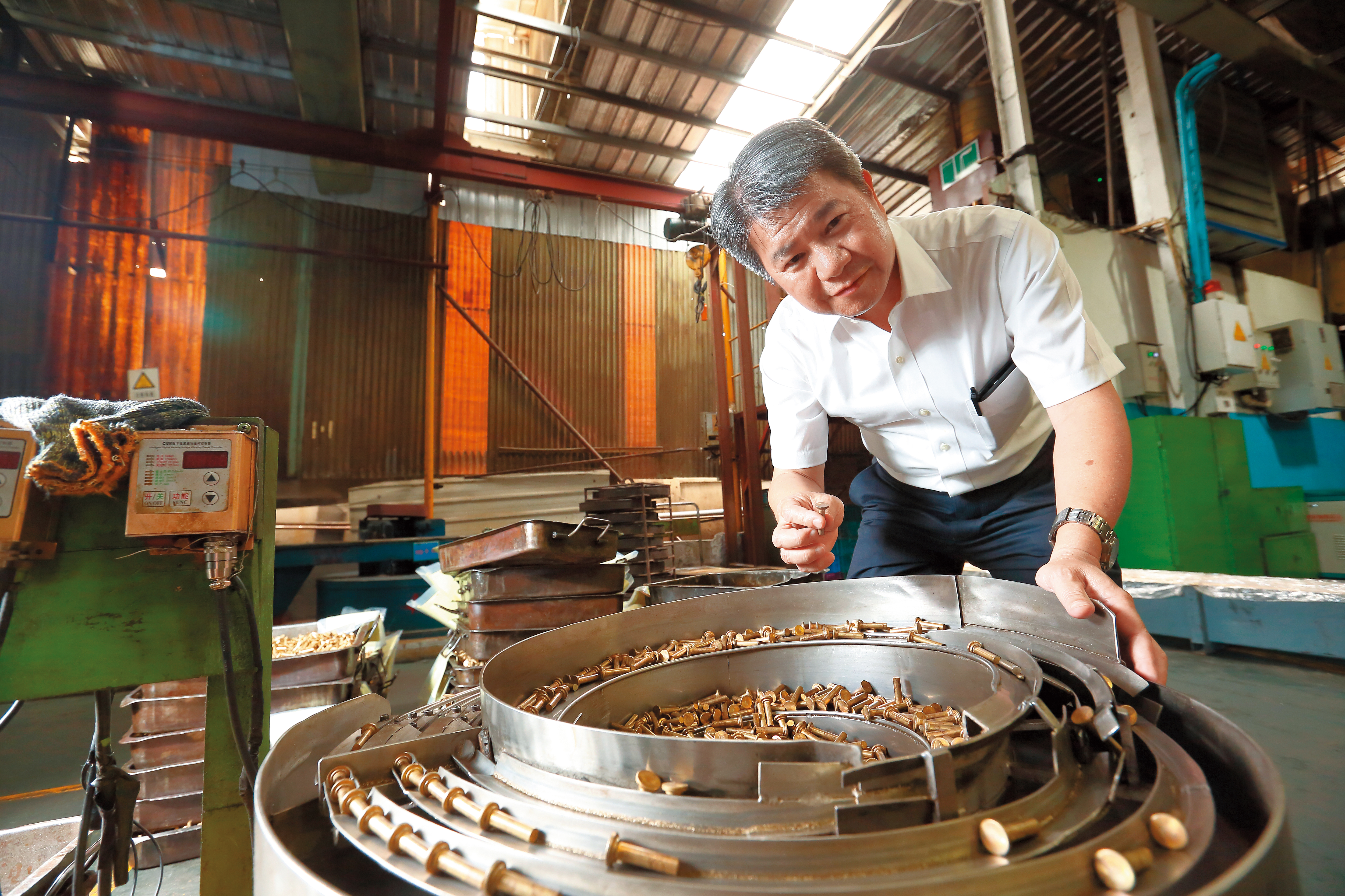 六暉控股董事長吳金鹿37年前與5個兄弟合夥創業，將自家三合院旁豬舍改成工廠製造氣門嘴，如今已是全球第一大傳統氣門嘴廠。