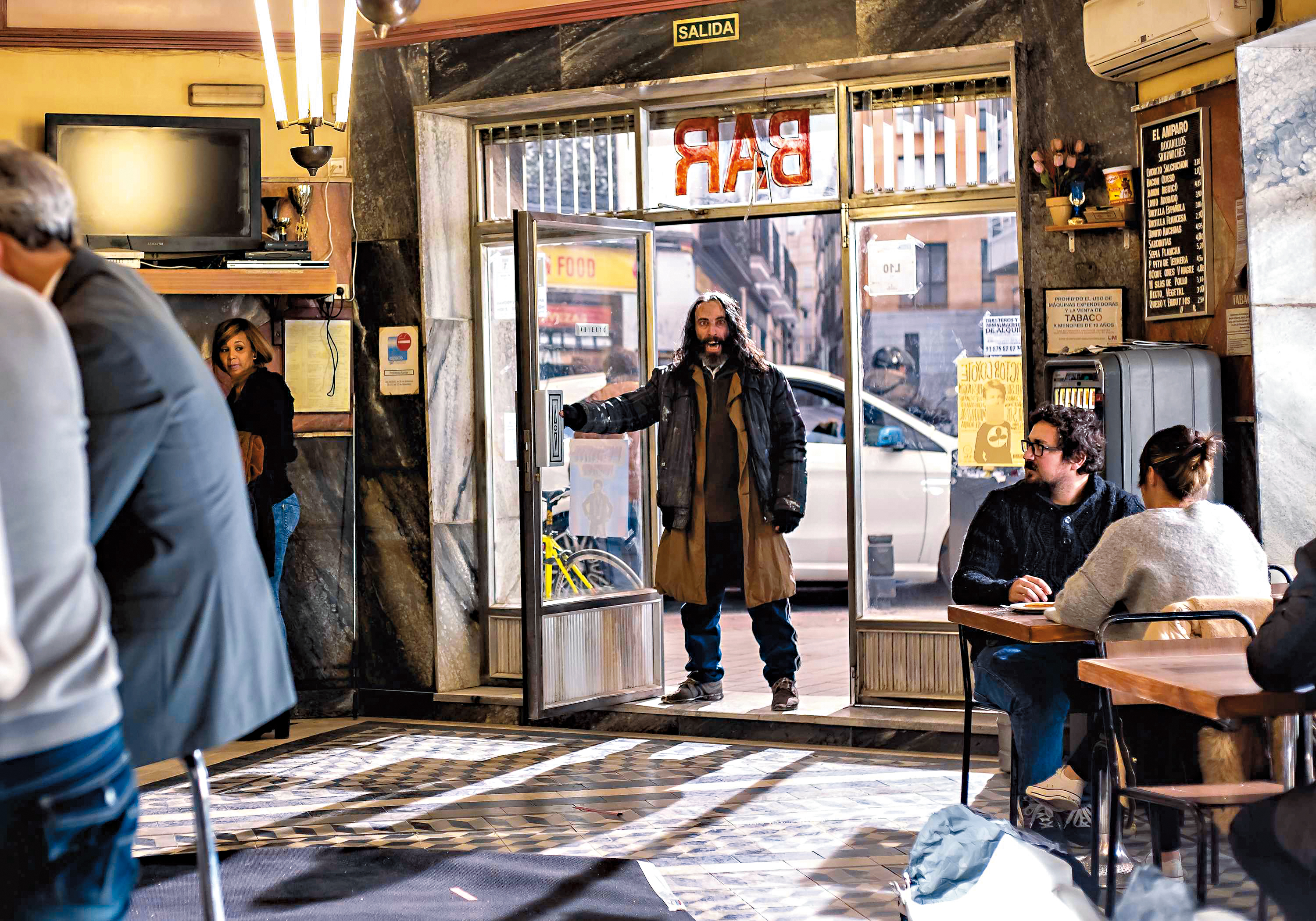 《抓狂酒吧》劇情描述一間酒吧成了命案現場，客人被困在酒吧裡，陷入未知的恐懼。（網路圖片）