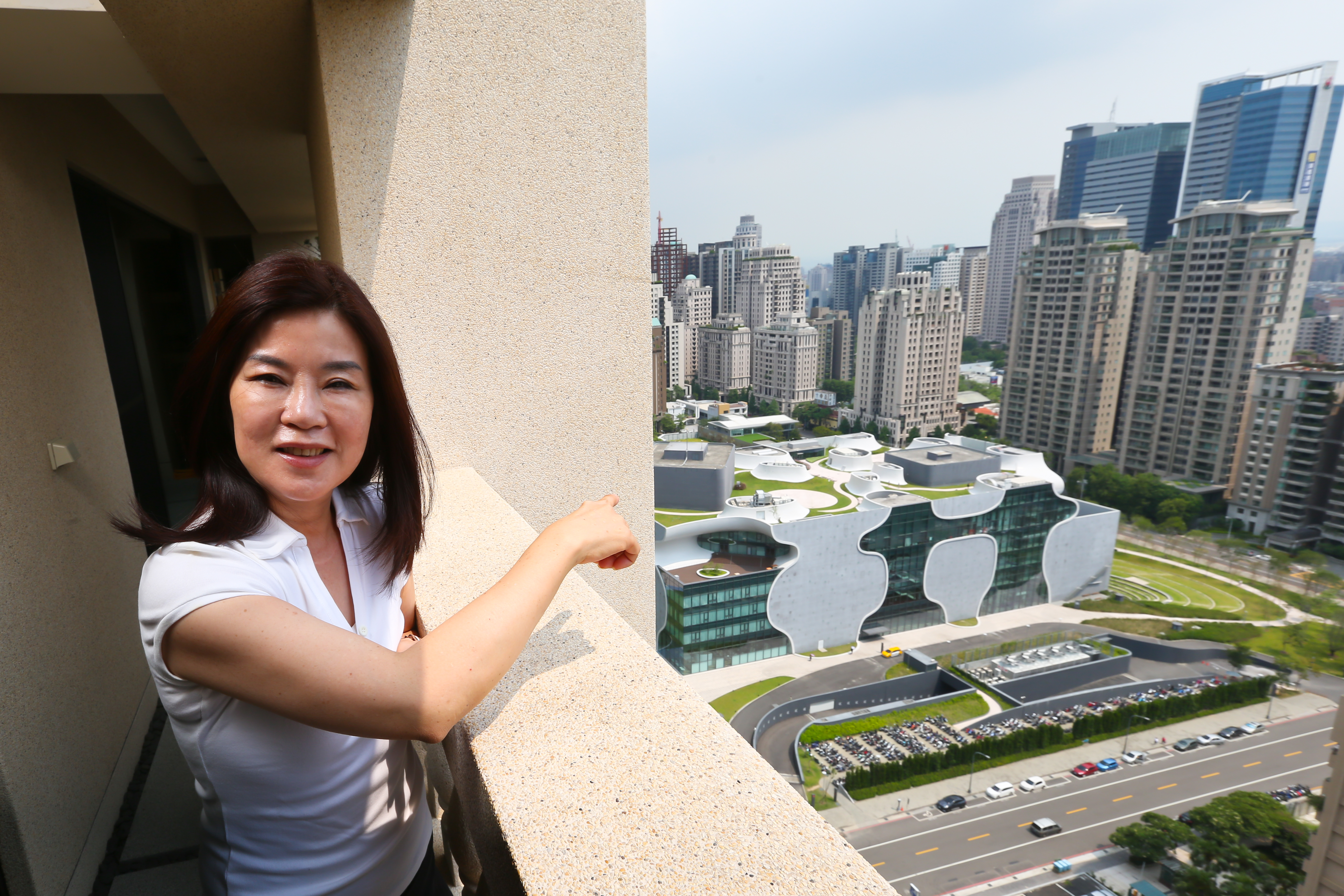 台中歌劇院是台中房地產新亮點，曾筠婷選在附近置產。