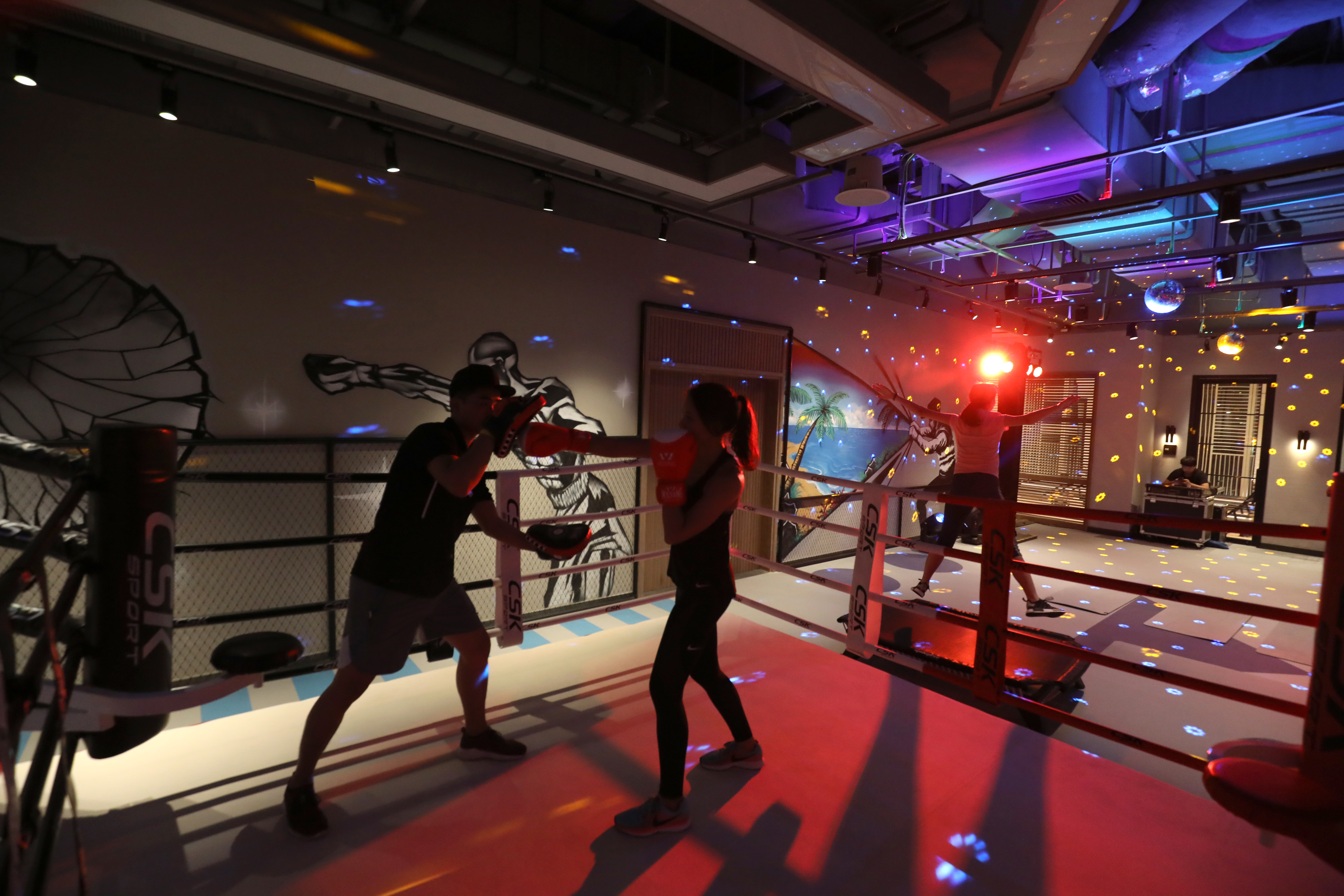 在搏擊台上奮力出拳，感受腎上腺素飆升的快感，這是在北京潮飯店「Hotel Jen」裡的獨特體驗。