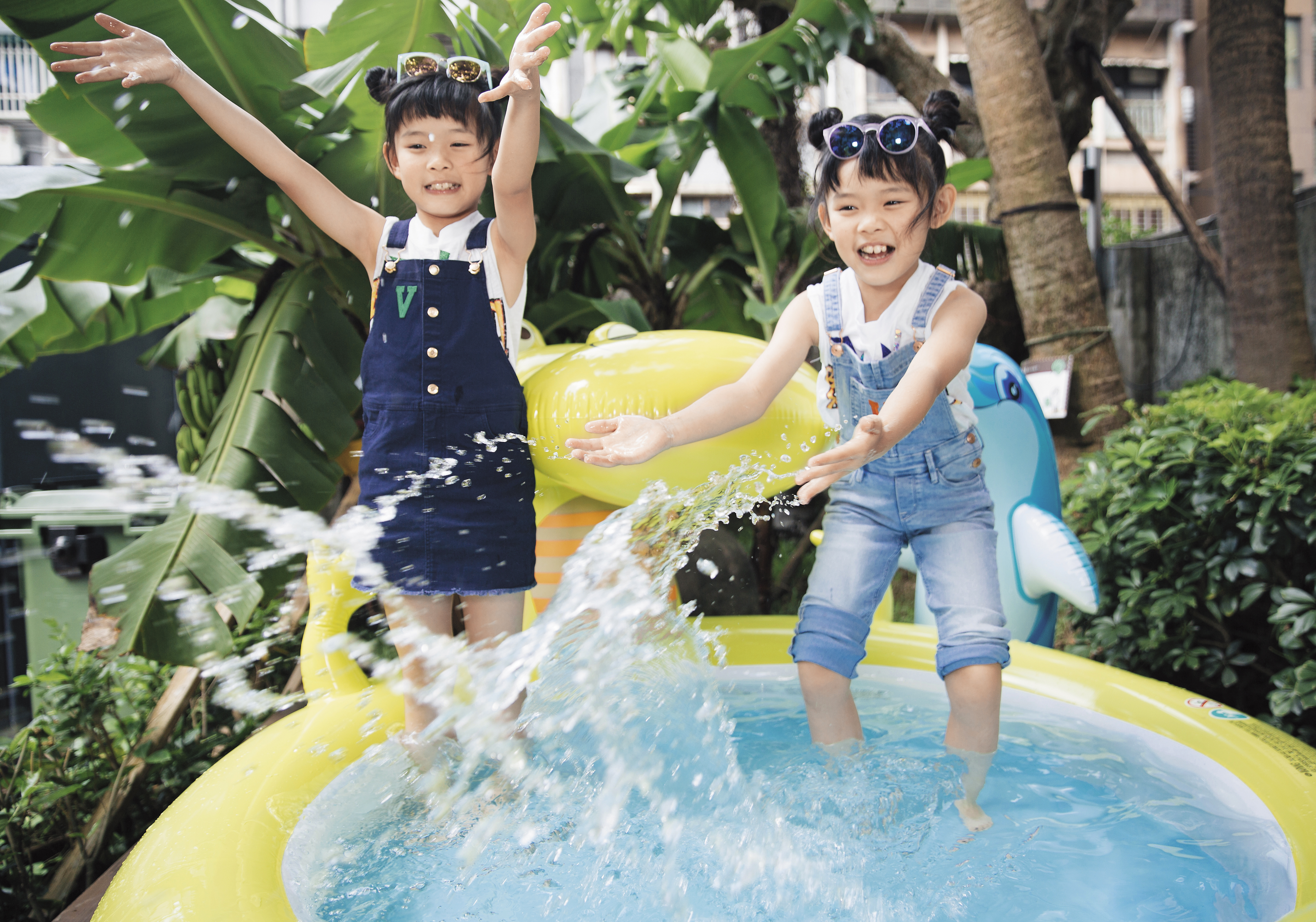 左左右右放暑假了，雖然怕弄濕宣傳服，但好動的她們看到戲水池，還是忍不住玩了起來。